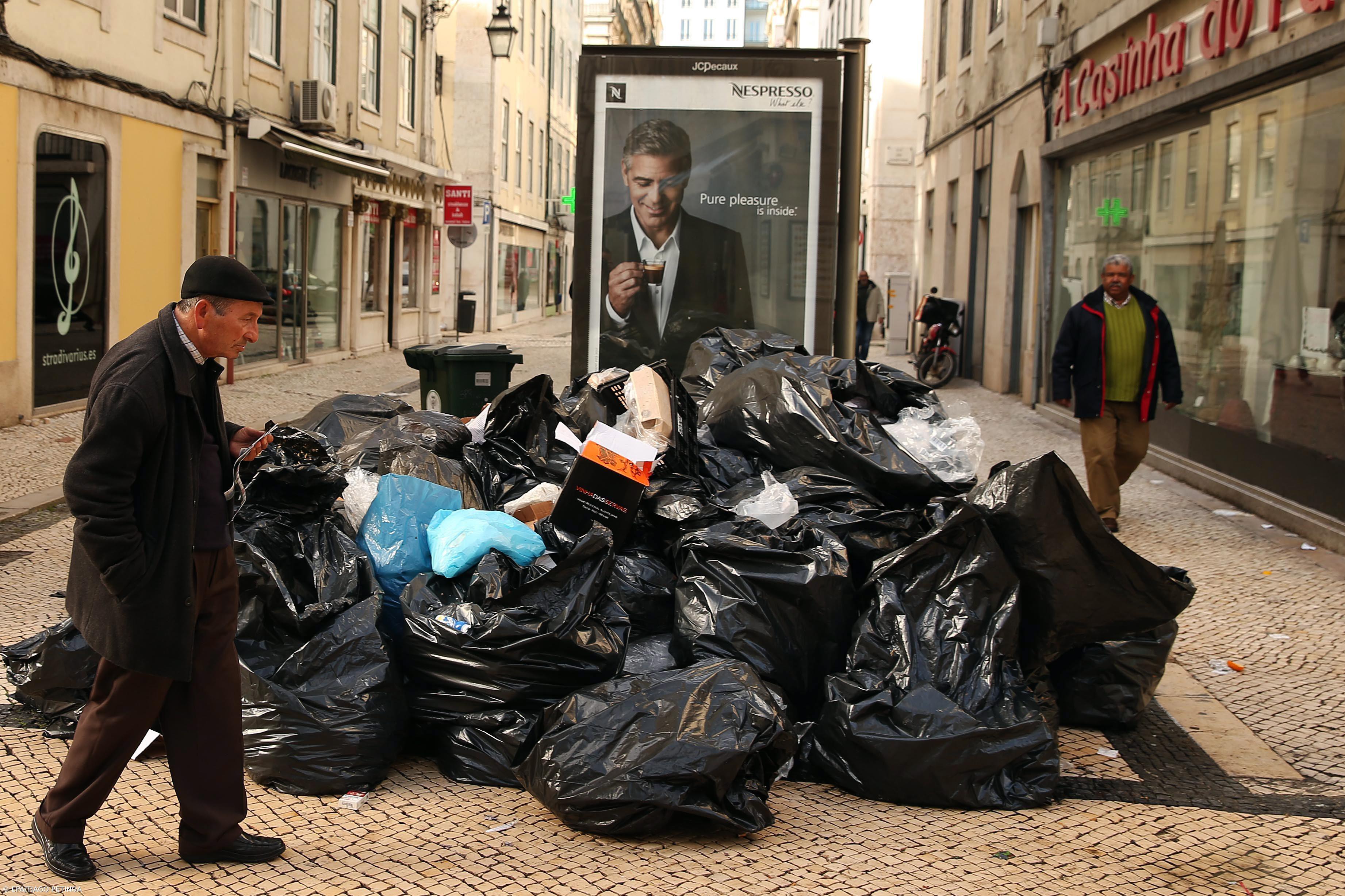 Baixa de Lisboa mostra sinais da greve à recolha do lixo – Imagem 1
