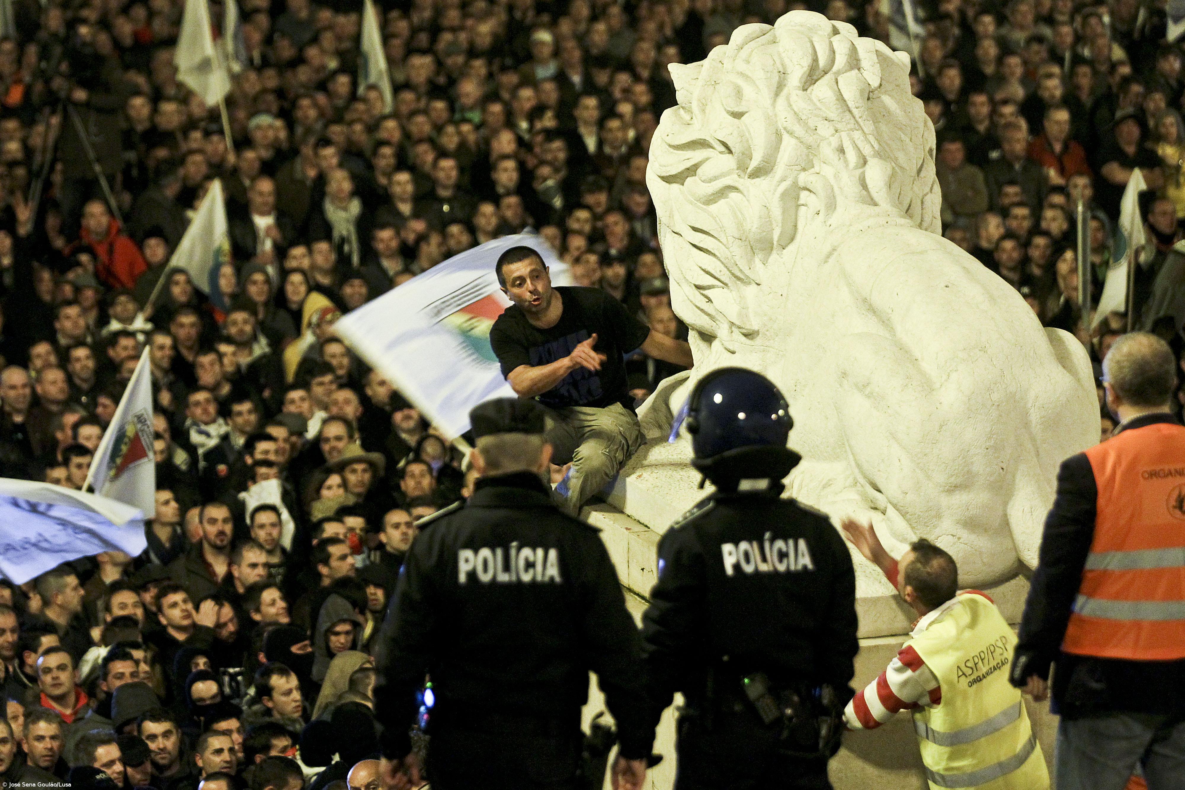 Profissionais da PSP e GNR voltam à rua para exigir do Governo cumprimento de promessas – Imagem 1