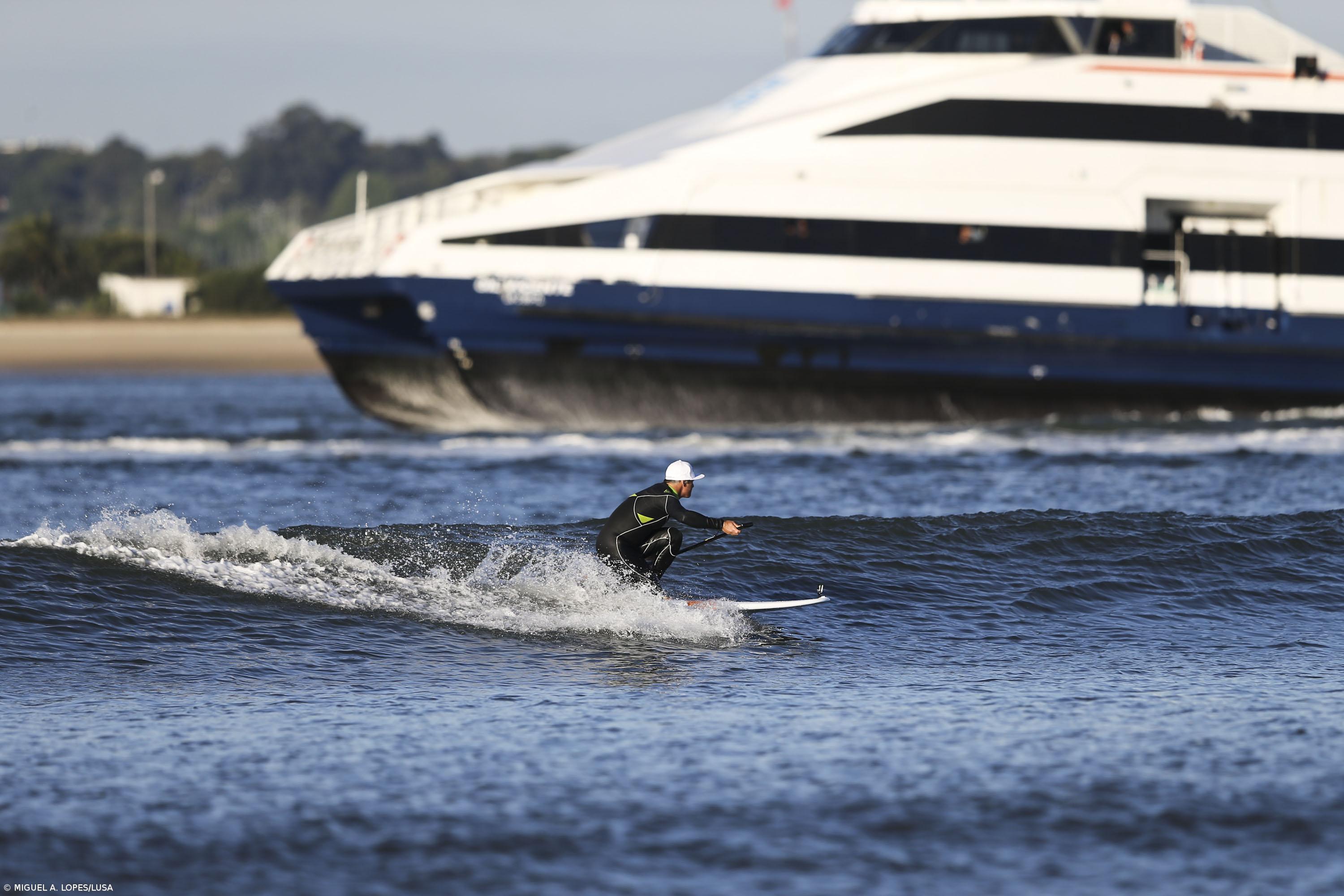 Garrett McNamara diverte-se a surfar a "Gasoline" no Barreiro  – Imagem 1