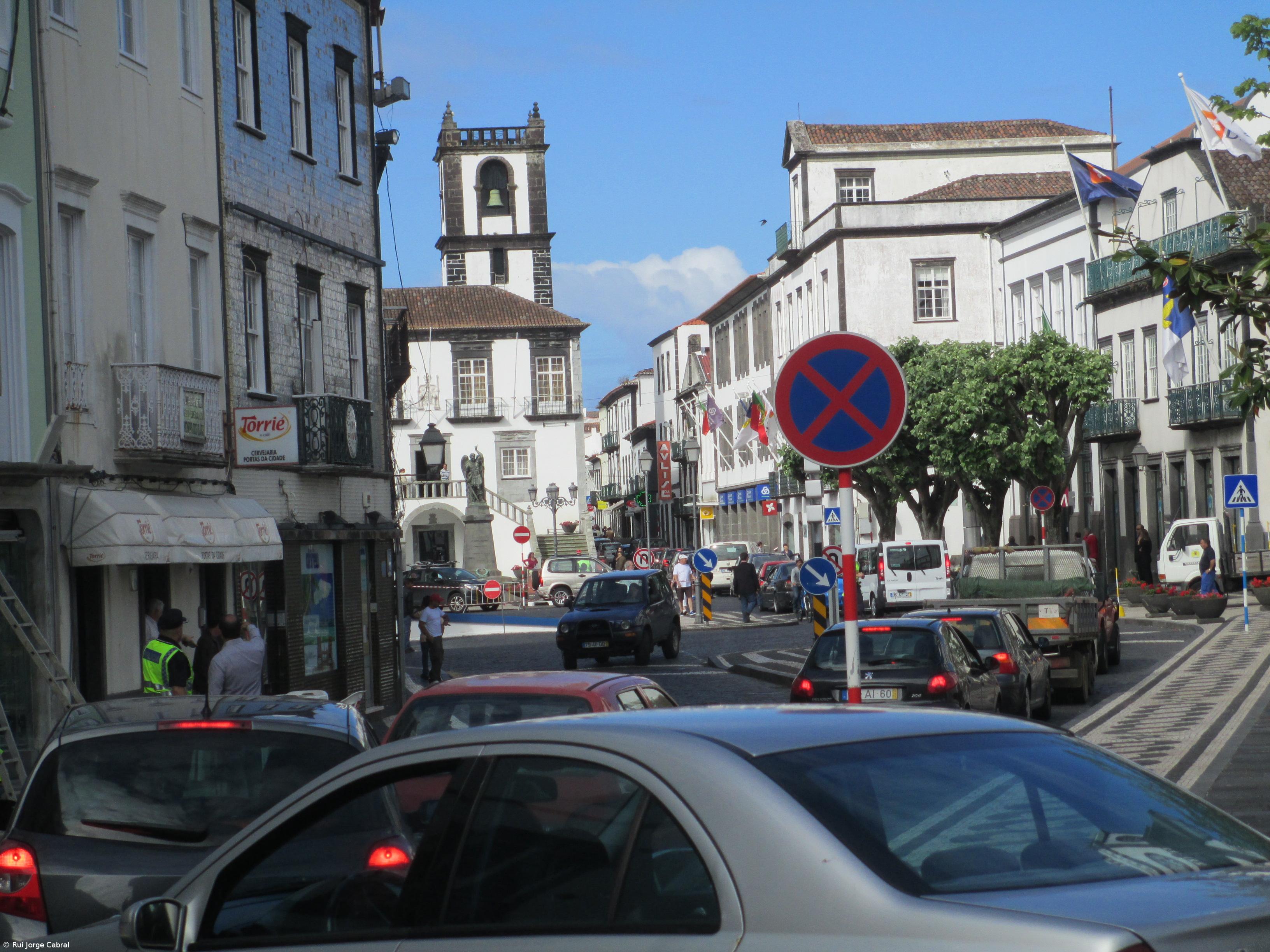 Trânsito cortado na avenida gera congestionamentos  – Imagem 1