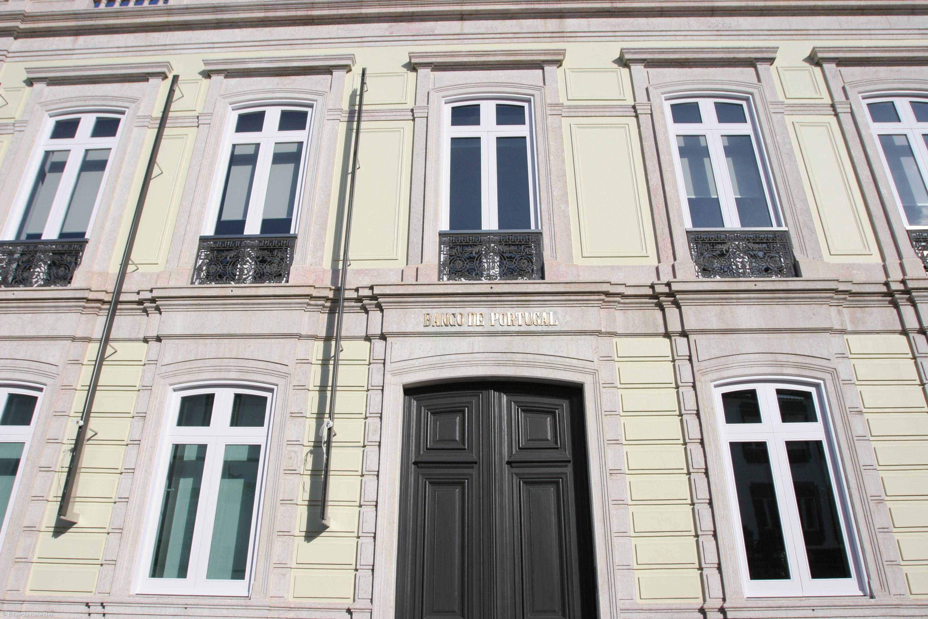 Bancos obrigados a afixar cartazes sobre contas de serviços mínimos bancários  – Imagem 1