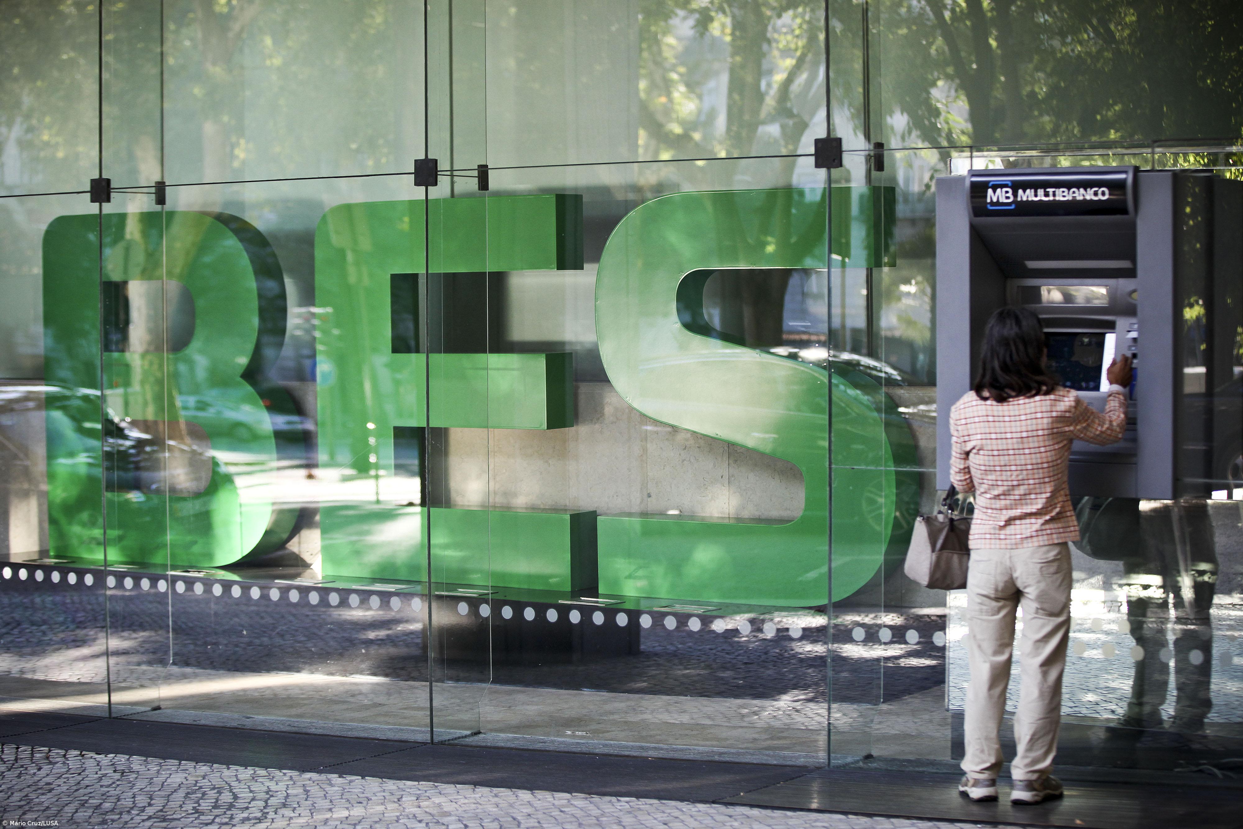 Lesados do BES manifestam-se em Lisboa para exigir o dinheiro investido em papel comercial  – Imagem 1