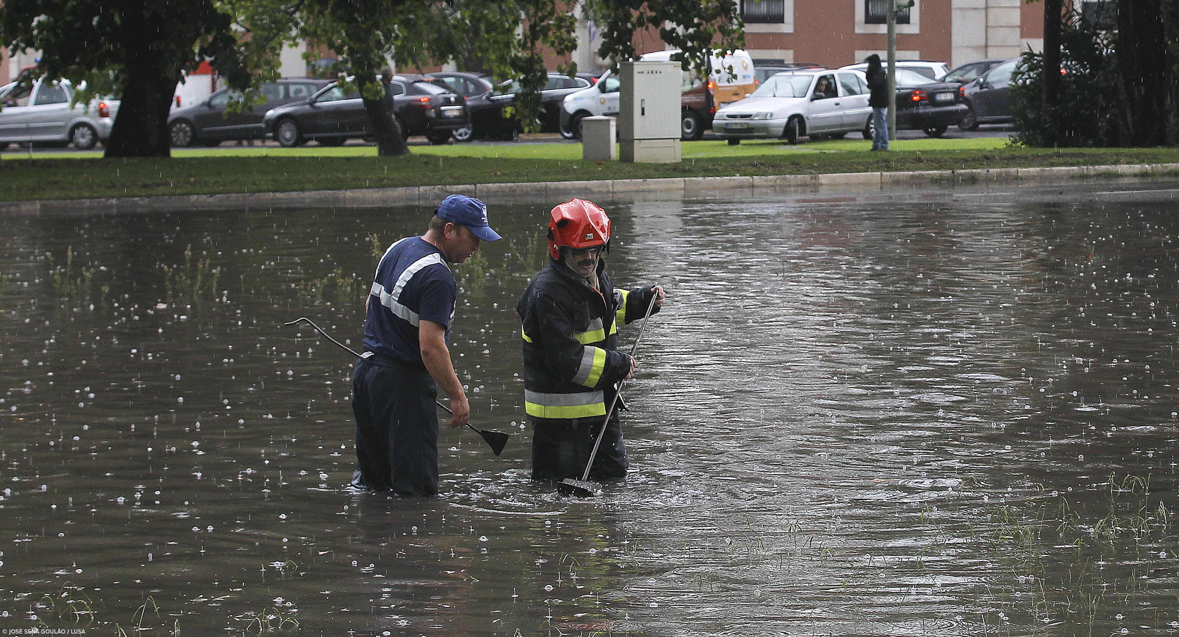 Bombeiros registaram em Lisboa 121 ocorrências devido a inundações – Imagem 1
