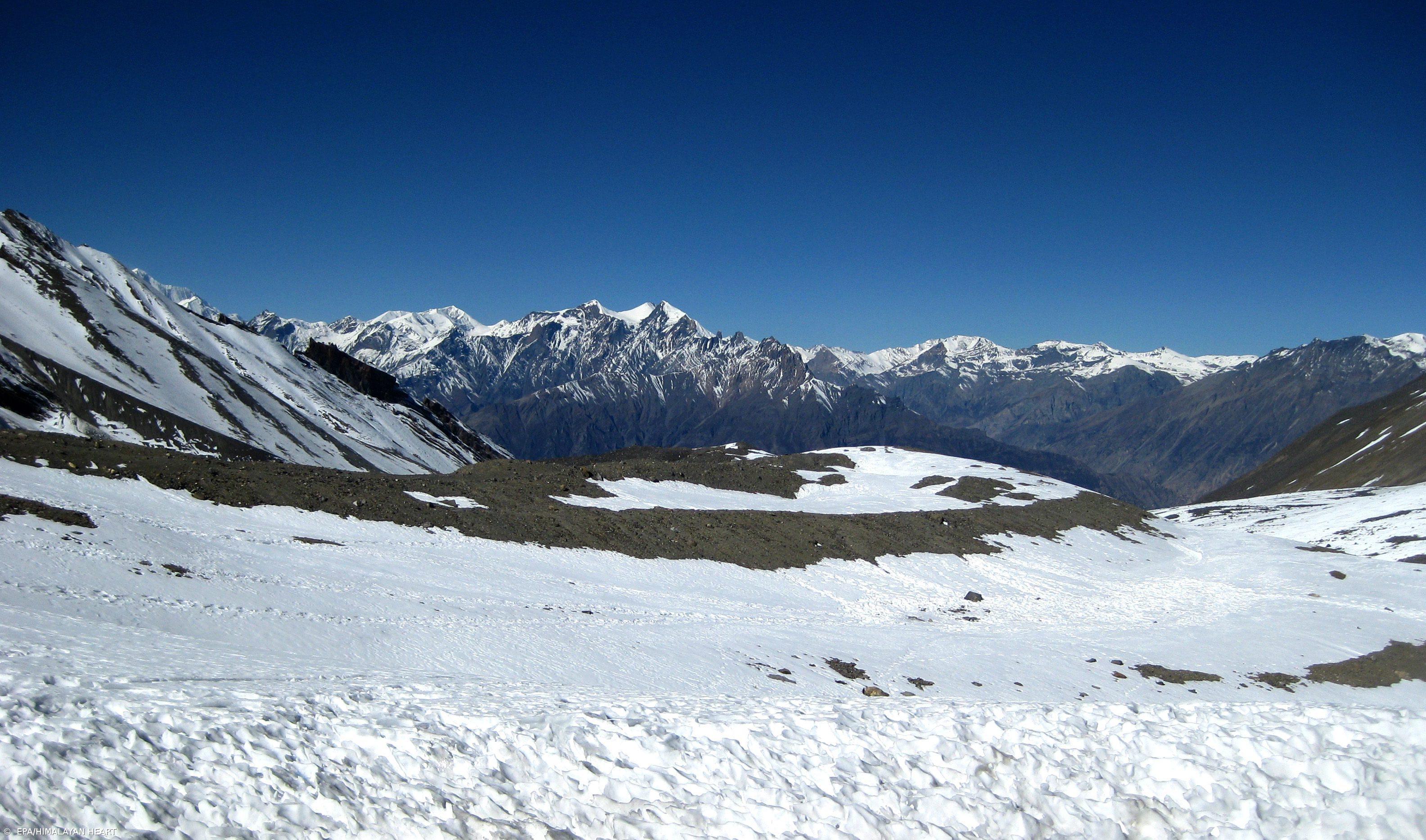 Sobe para 27 número de mortos nos Himalaias após tempestade de neve – Imagem 1
