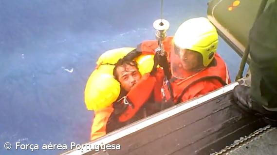 Força Aérea resgata tripulantes de veleiro avariado (vídeo) – Imagem 1