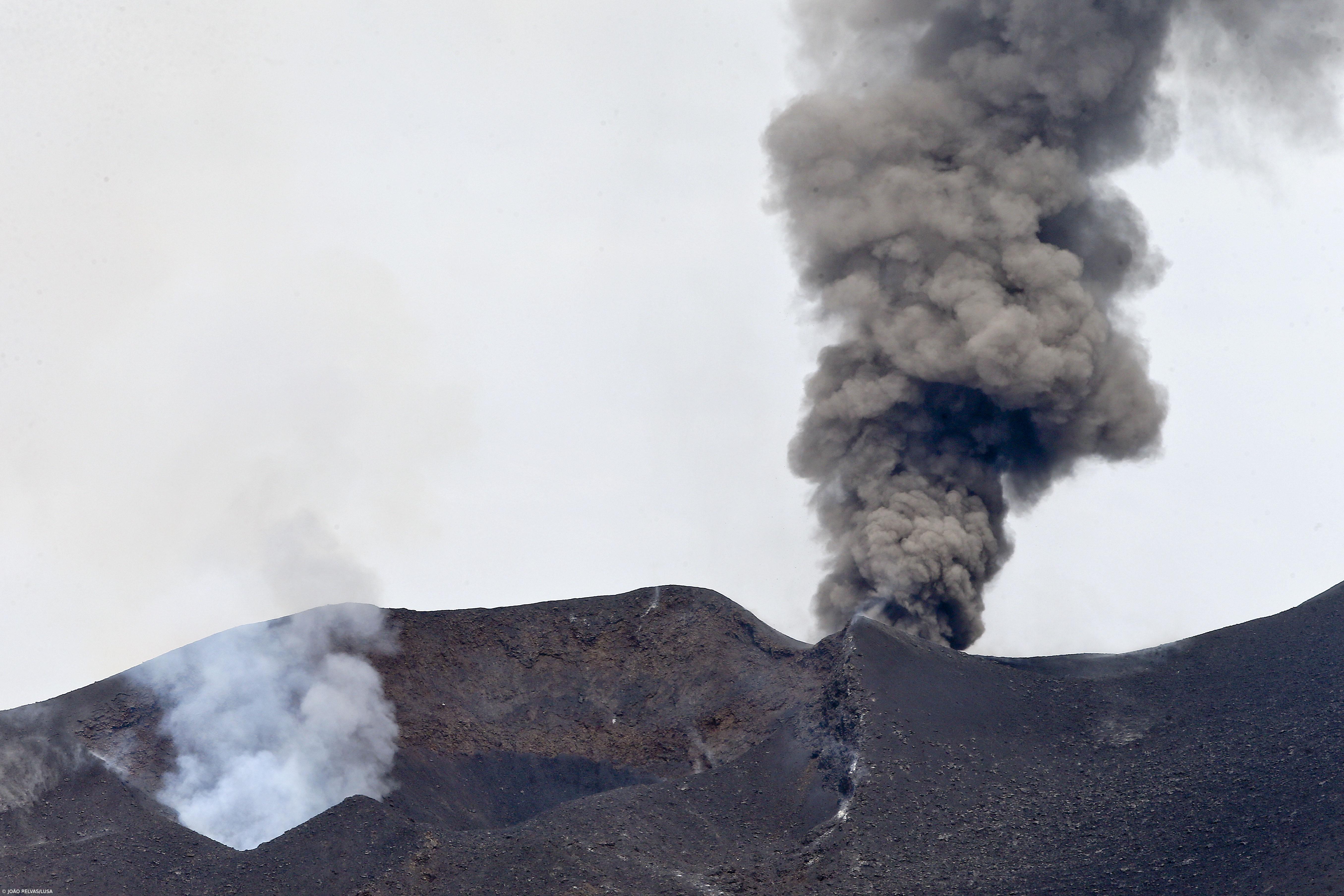 Vulcão do Fogo mantém-se com duas frentes de lava ativas em direção a Portela – Imagem 1
