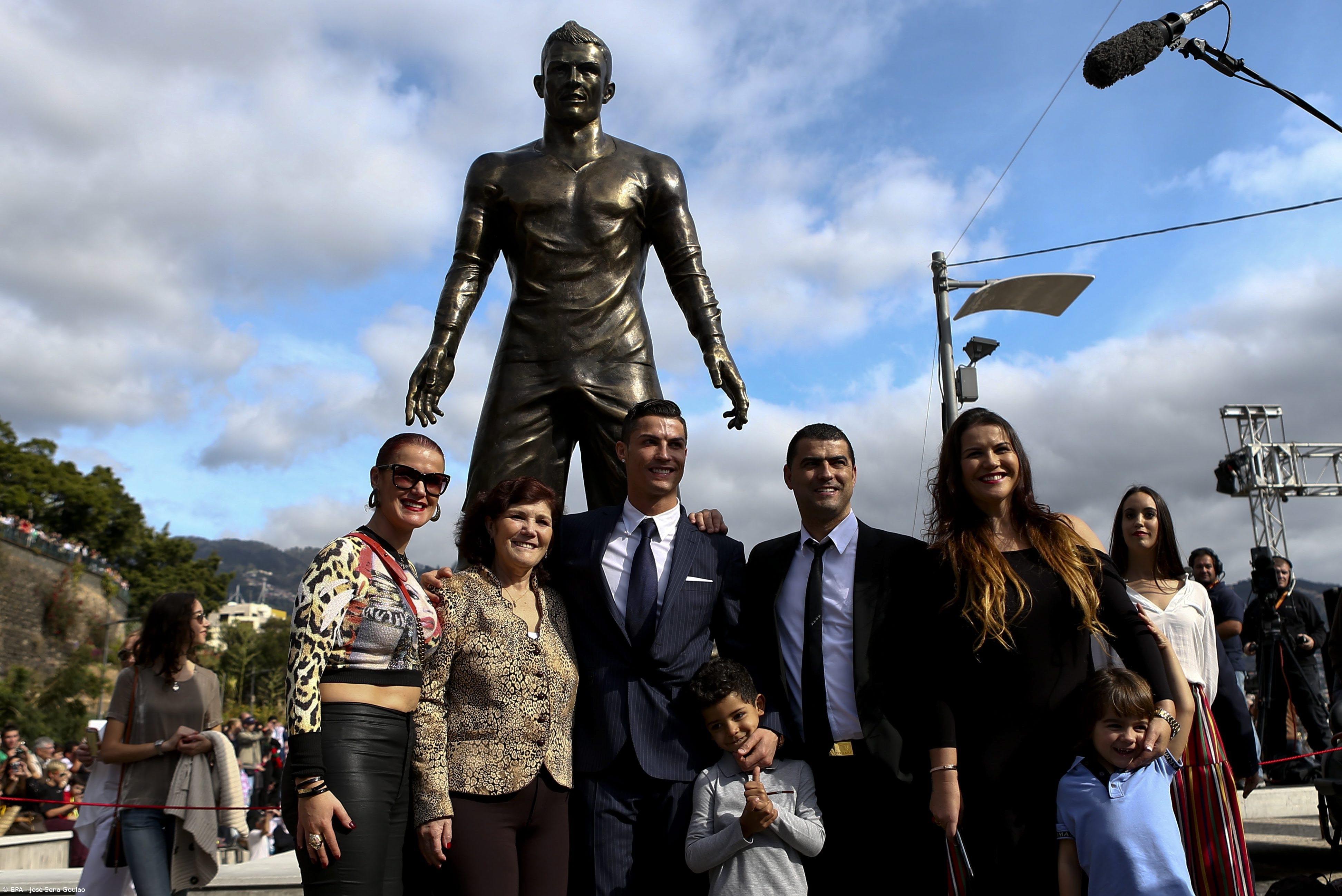 Ronaldo inaugurou no Funchal estátua que o imortaliza na cidade que o viu nascer – Imagem 1