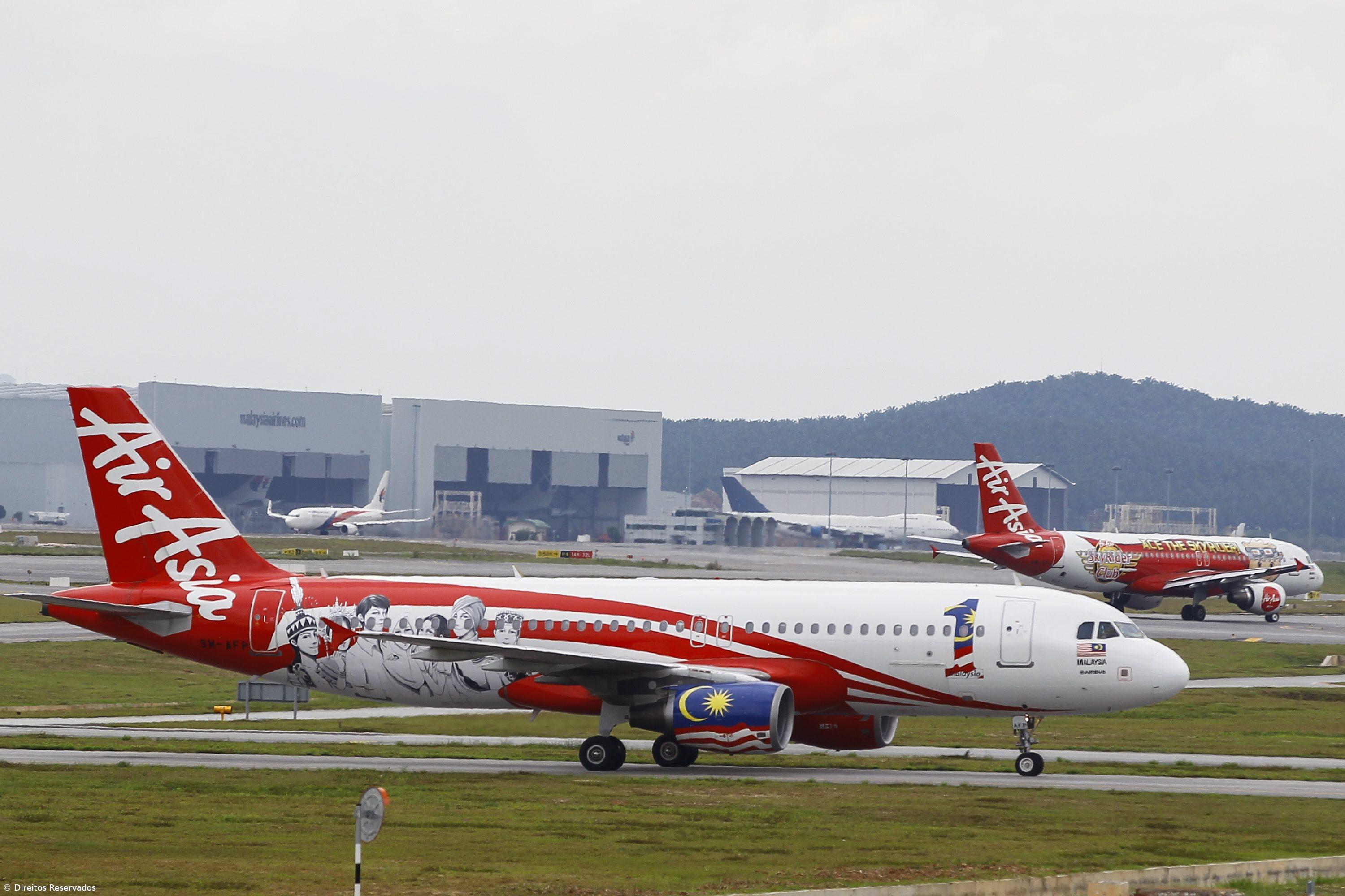 Avião da Air Asia desaparece entre a Indonésia e Singapura com 161 pessoas a bordo – Imagem 1