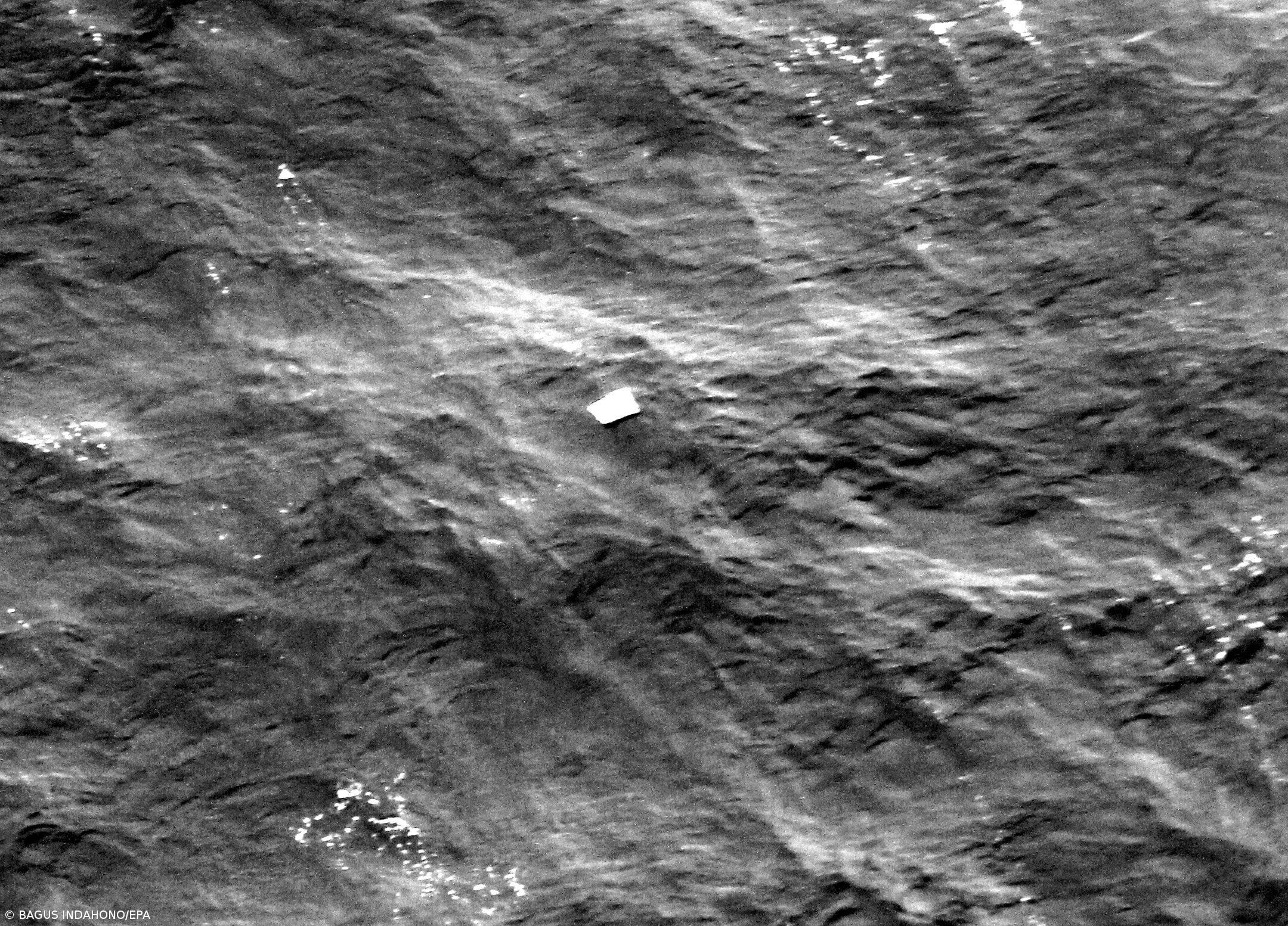 Avistados destroços semelhantes a porta e rampa de emergência – Imagem 1