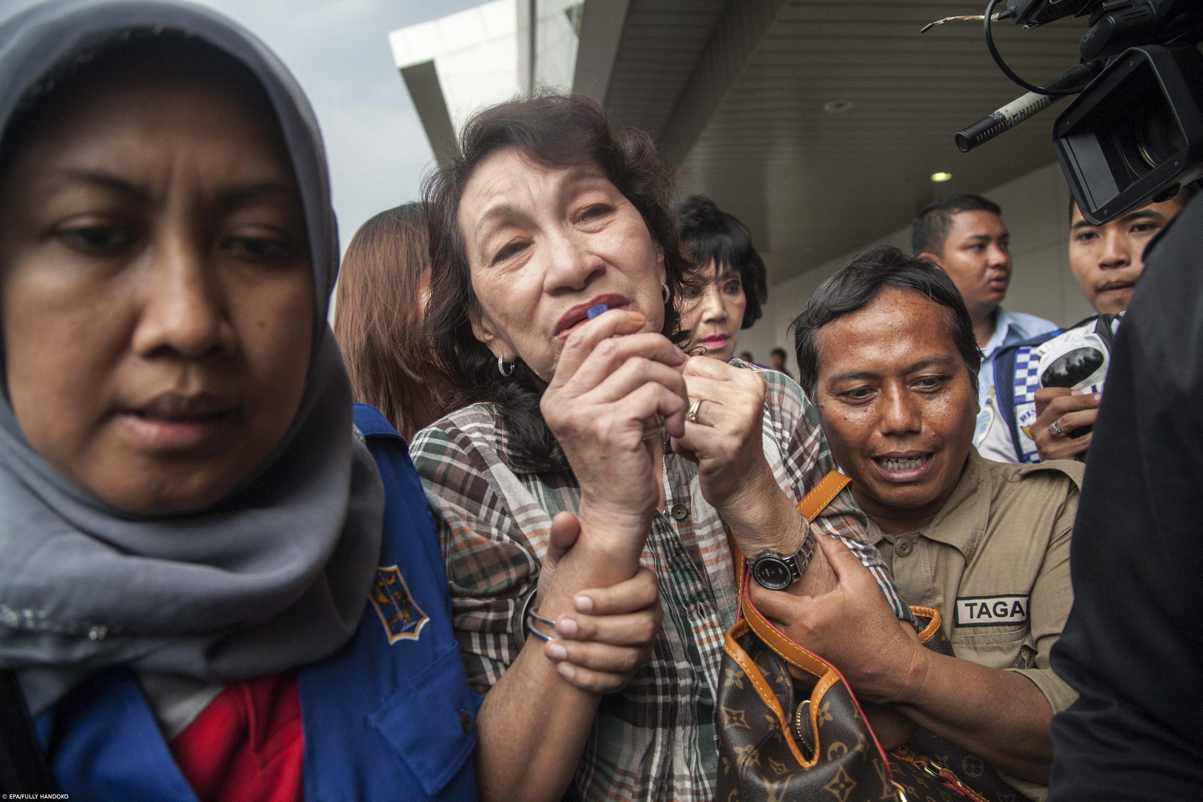  Familiares e amigos dos passageiros ainda acreditam num "milagre" – Imagem 1