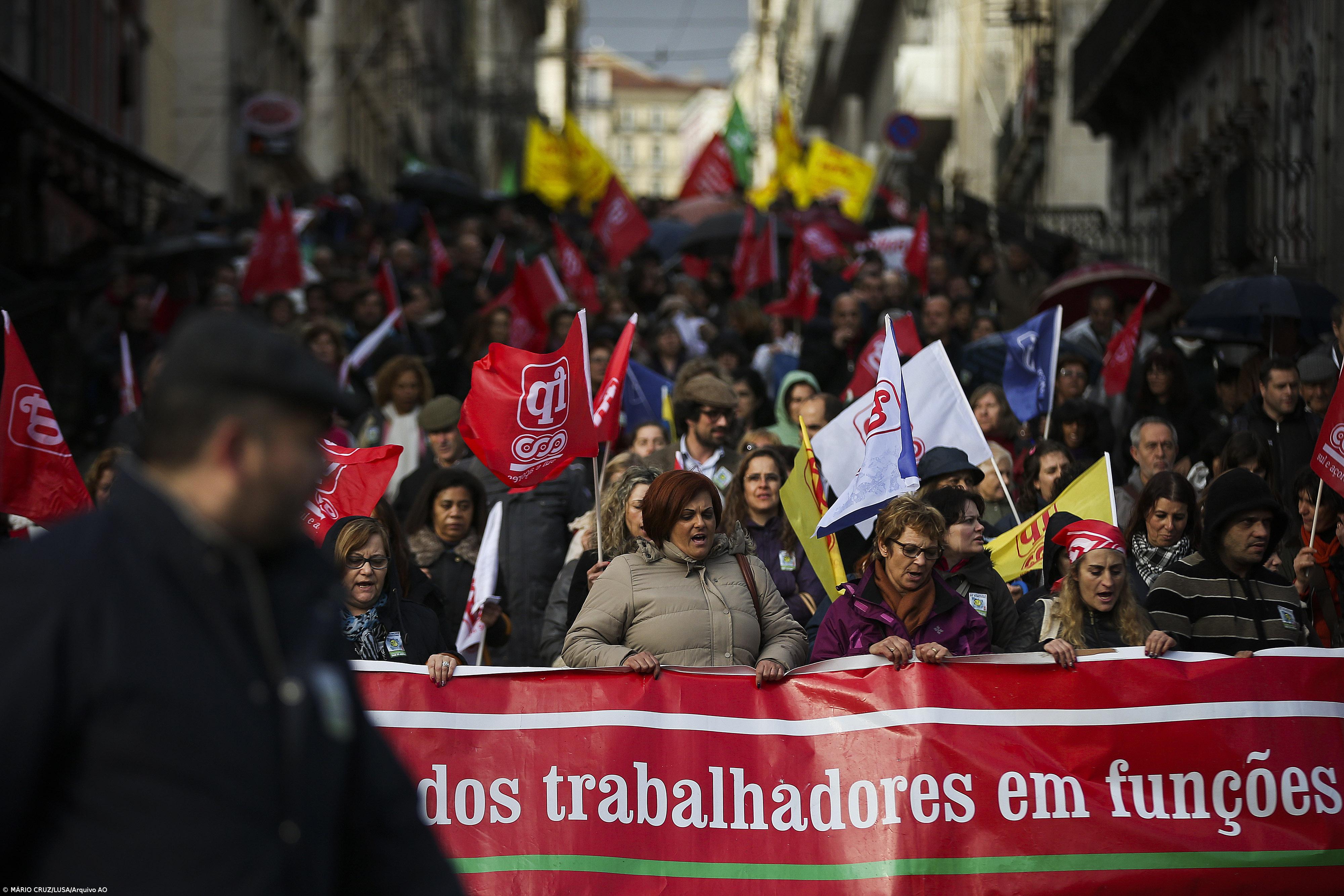 Quase dois terços dos funcionários públicos têm 45 ou mais anos de idade  – Imagem 1
