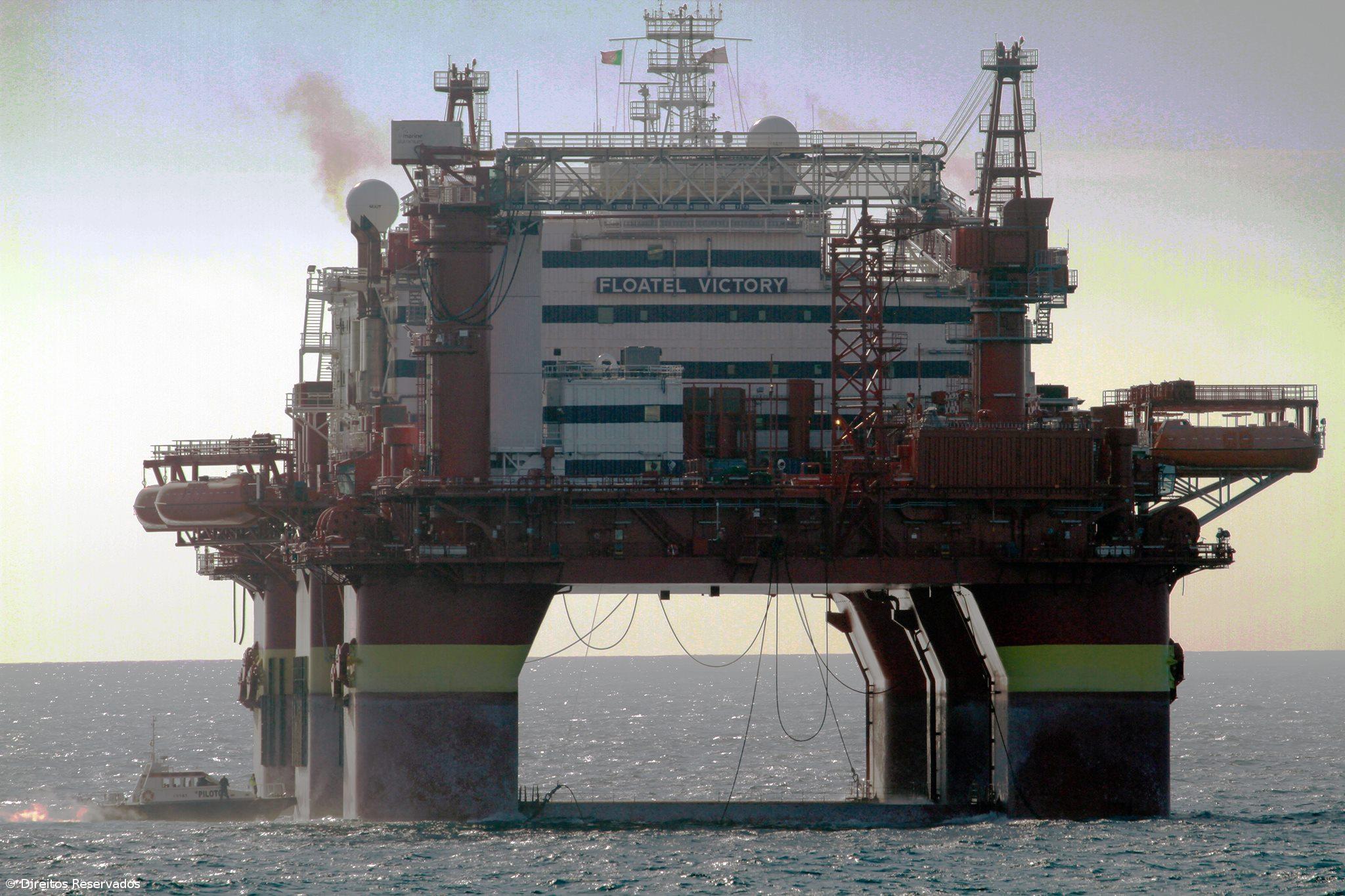 Plataforma "Floatel Victory" no Porto de Ponta Delgada em escala técnica – Imagem 1