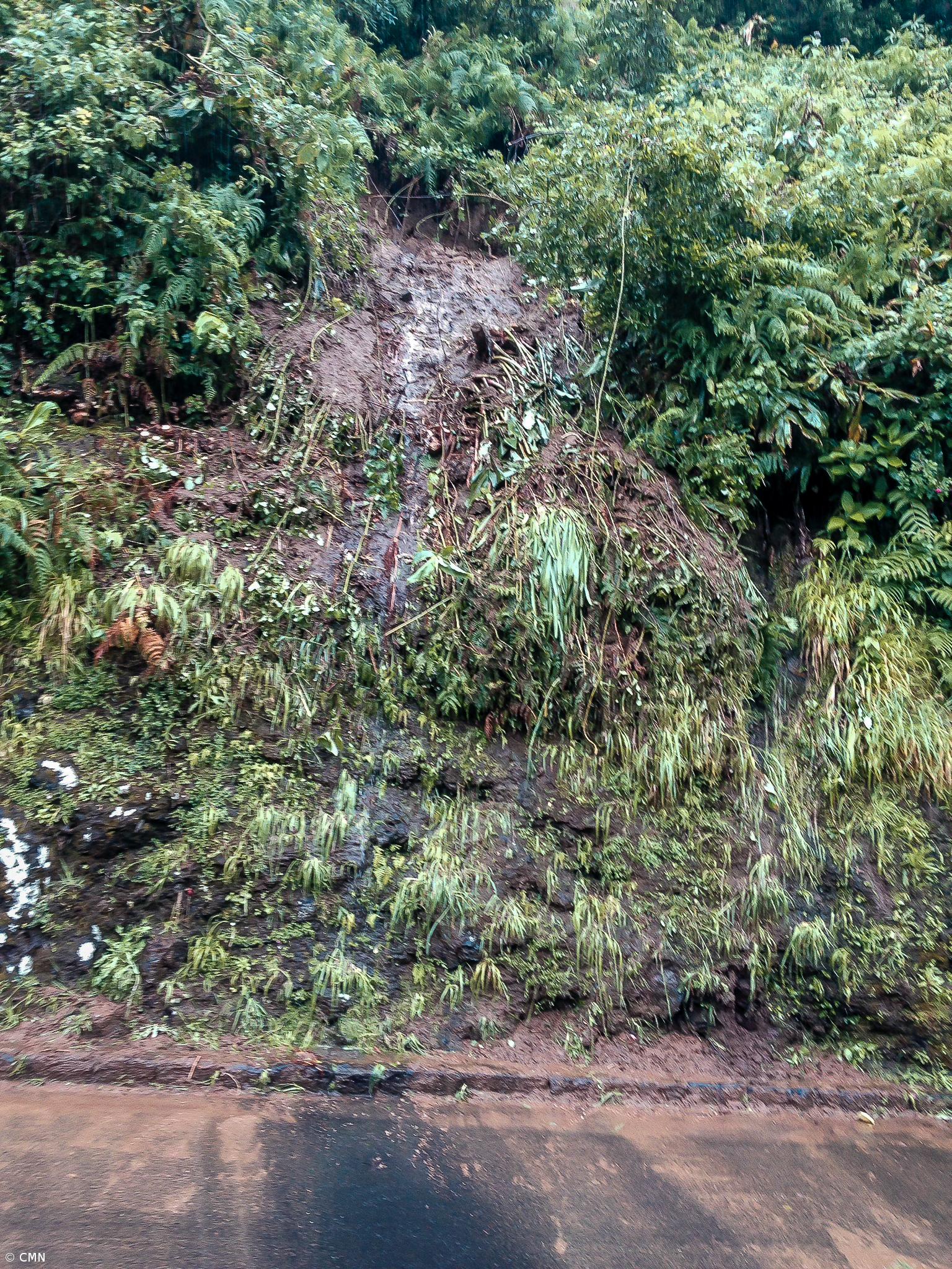 Deslizamento de terras e pequenas inundações devido a chuva forte – Imagem 1