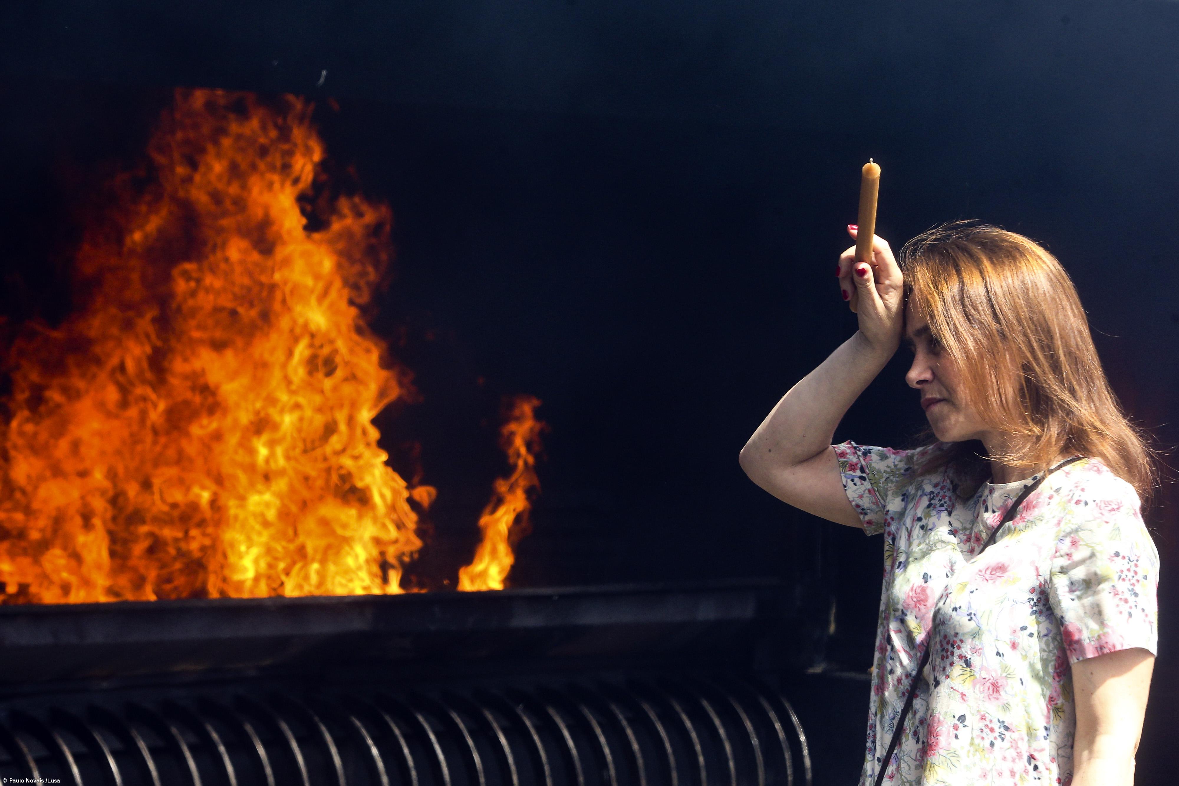Fila no santuário para acender velas a seis horas do início da peregrinação – Imagem 1