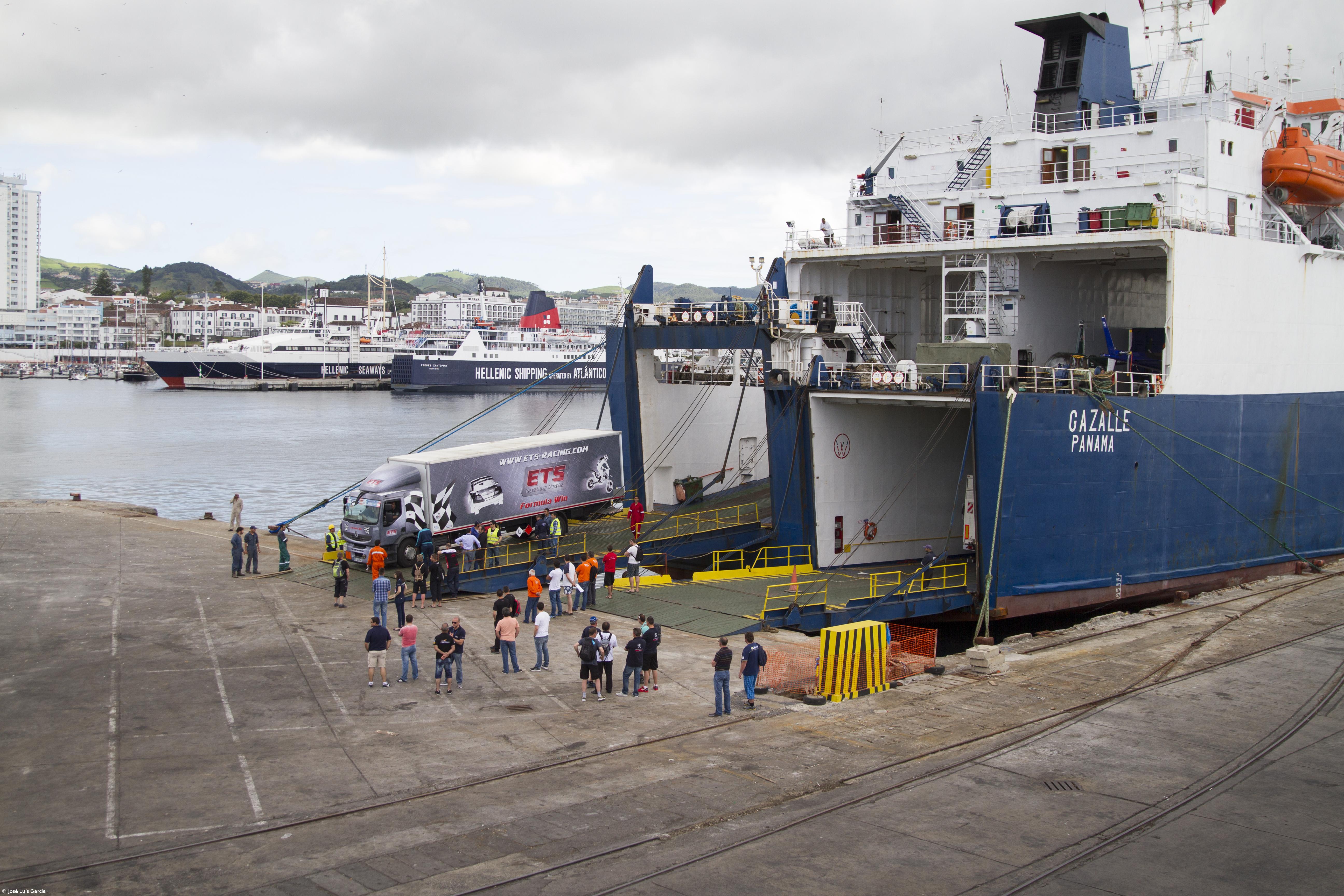 Viaturas dos concorrentes do SATA Rallye Açores chegaram a São Miguel – Imagem 1