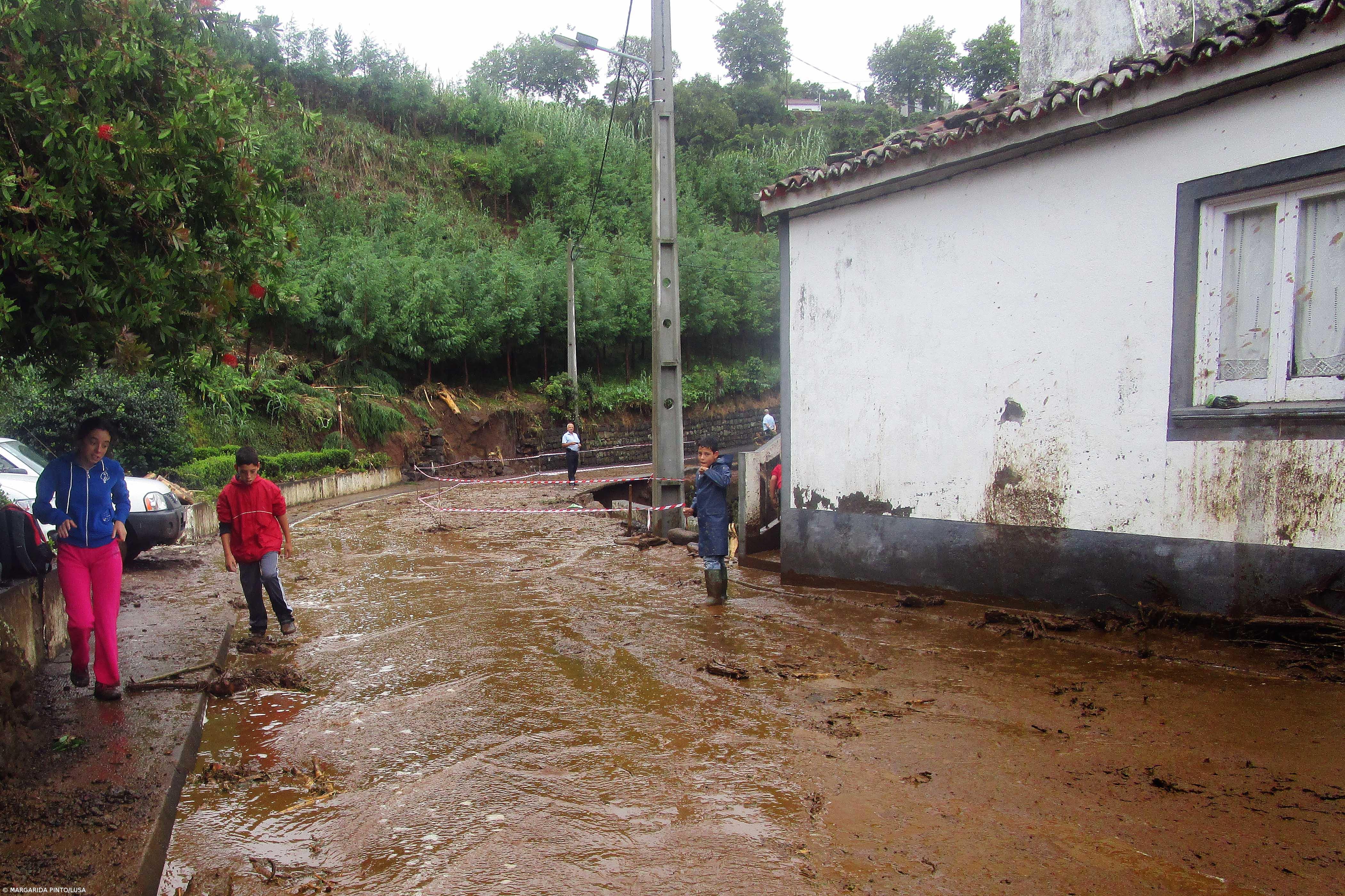 Três famílias desalojadas no Nordeste devido à chuva – Imagem 1
