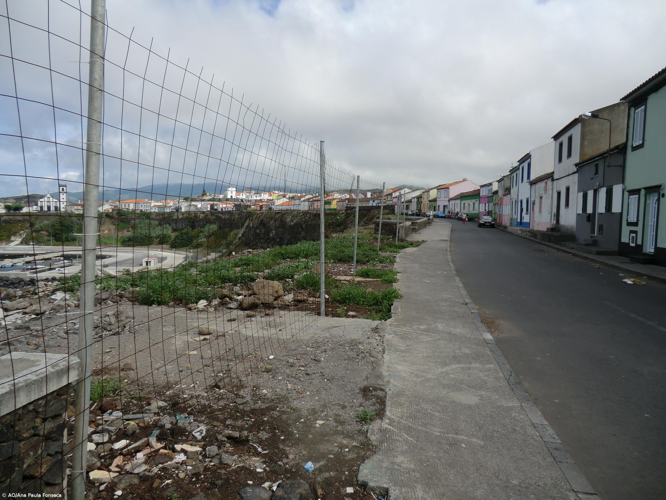 Construção de muro em falésia de Rabo de Peixe aguarda por novo traçado – Imagem 1