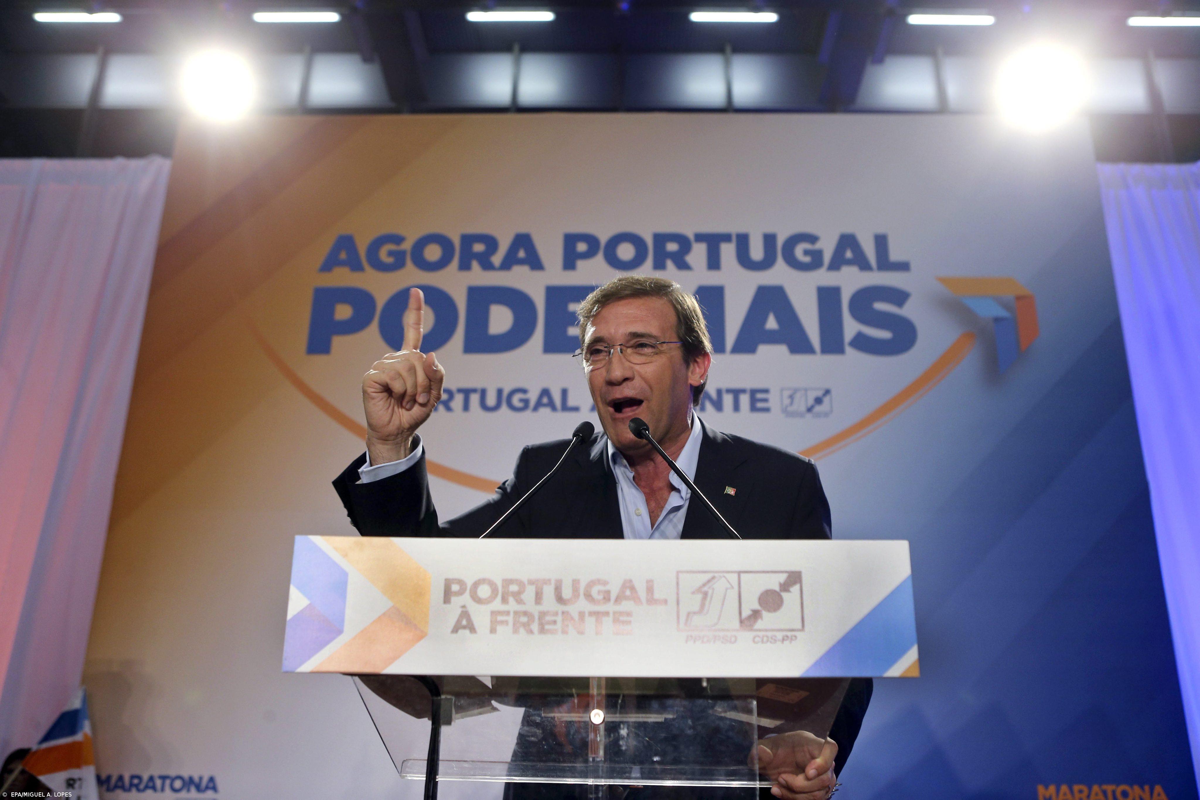  Passos mostra crucifixo oferecido na campanha do qual não se consegue separar – Imagem 1