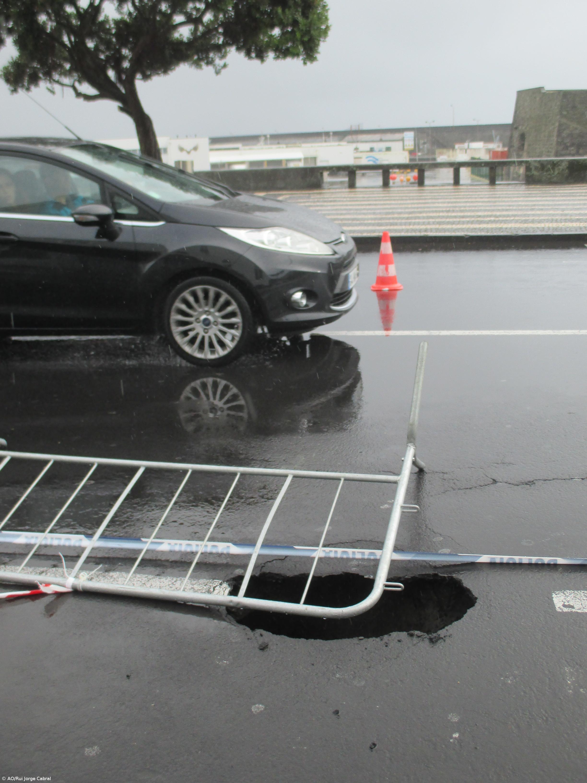 Asfalto cedeu e abriu buraco na Avenida de Ponta Delgada – Imagem 1