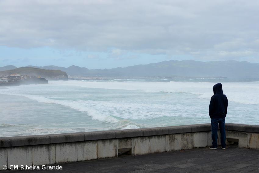 Ribeira Grande "interdita temporariamente" acesso à praia de Santa Bárbara – Imagem 1