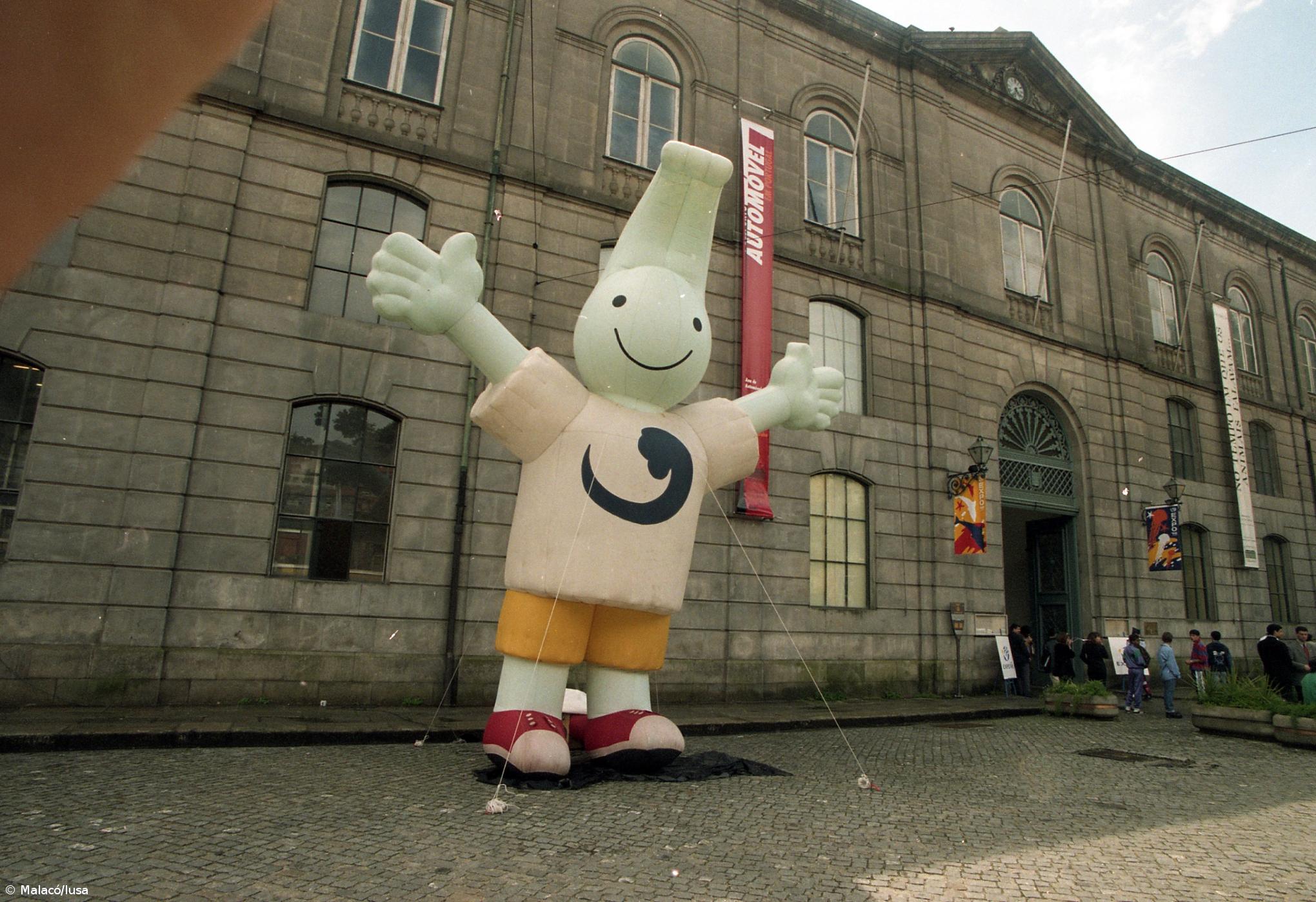 Boneco do Gil do Parque das Nações aguarda por reparação num estaleiro – Imagem 1