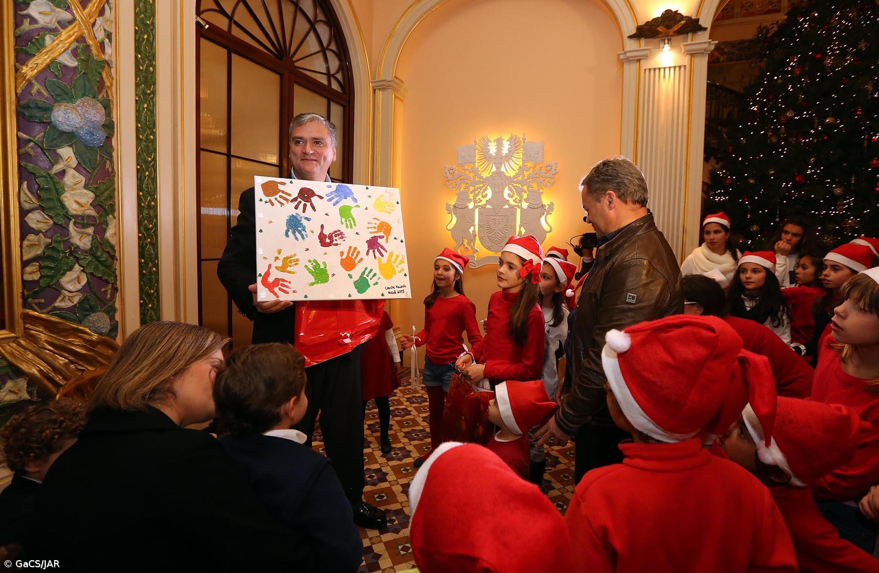 Dezenas de crianças inauguram Árvore de Natal da Presidência do Governo – Imagem 1