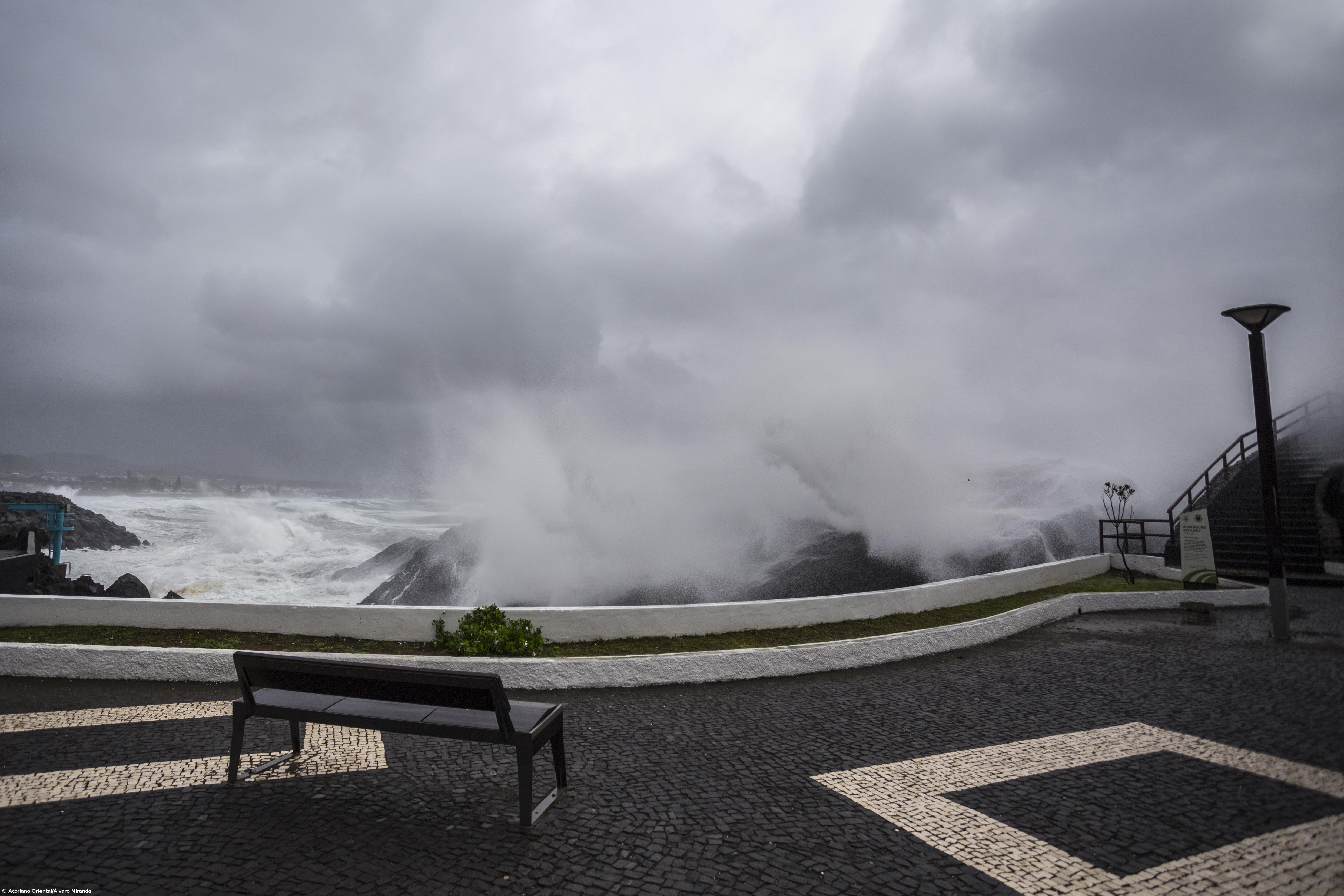 Proteção Civil de Ponta Delgada encerra Avenida do Mar ao trânsito  – Imagem 1