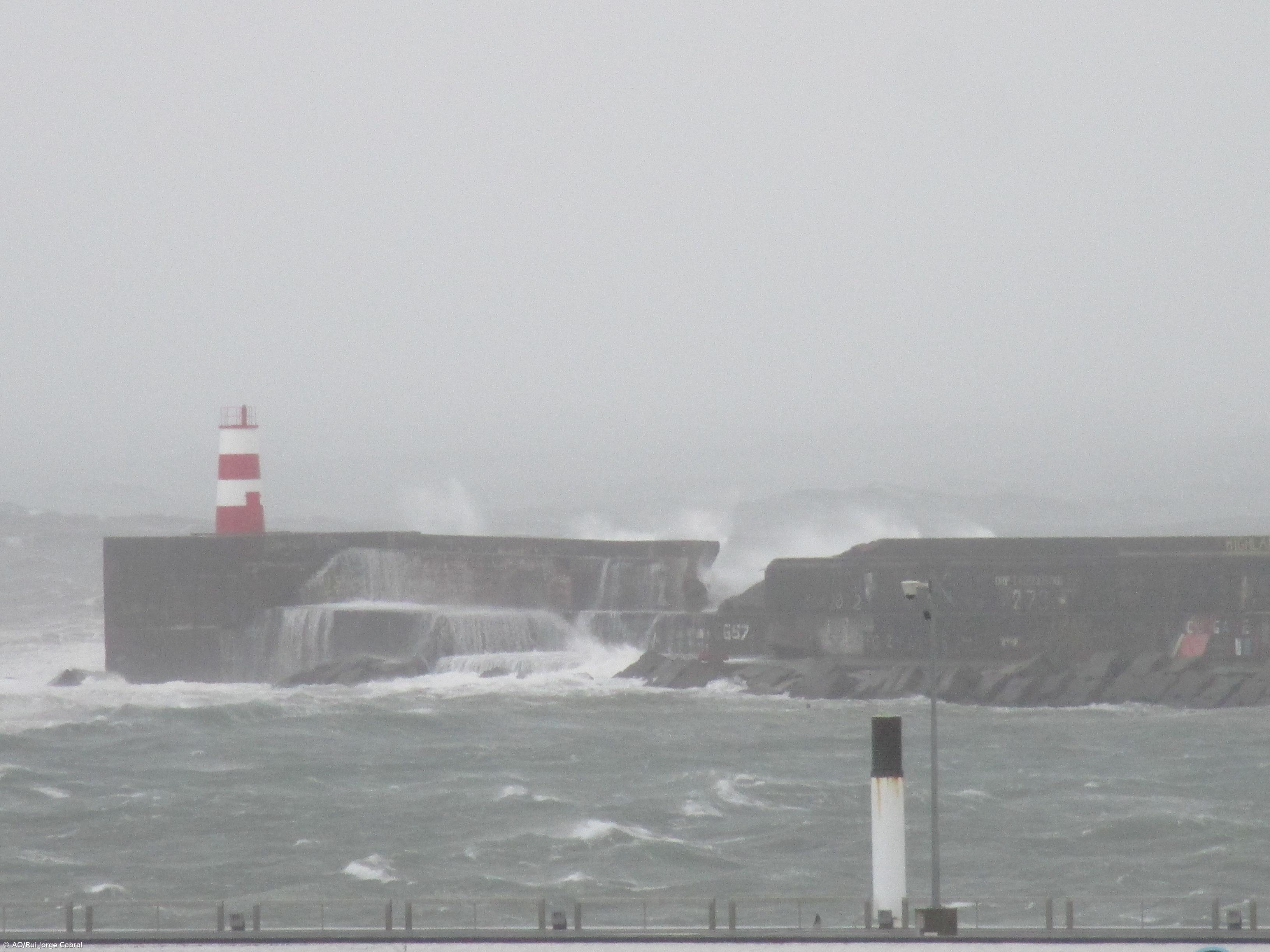 Força do mar partiu molhe do Porto de Ponta Delgada – Imagem 1
