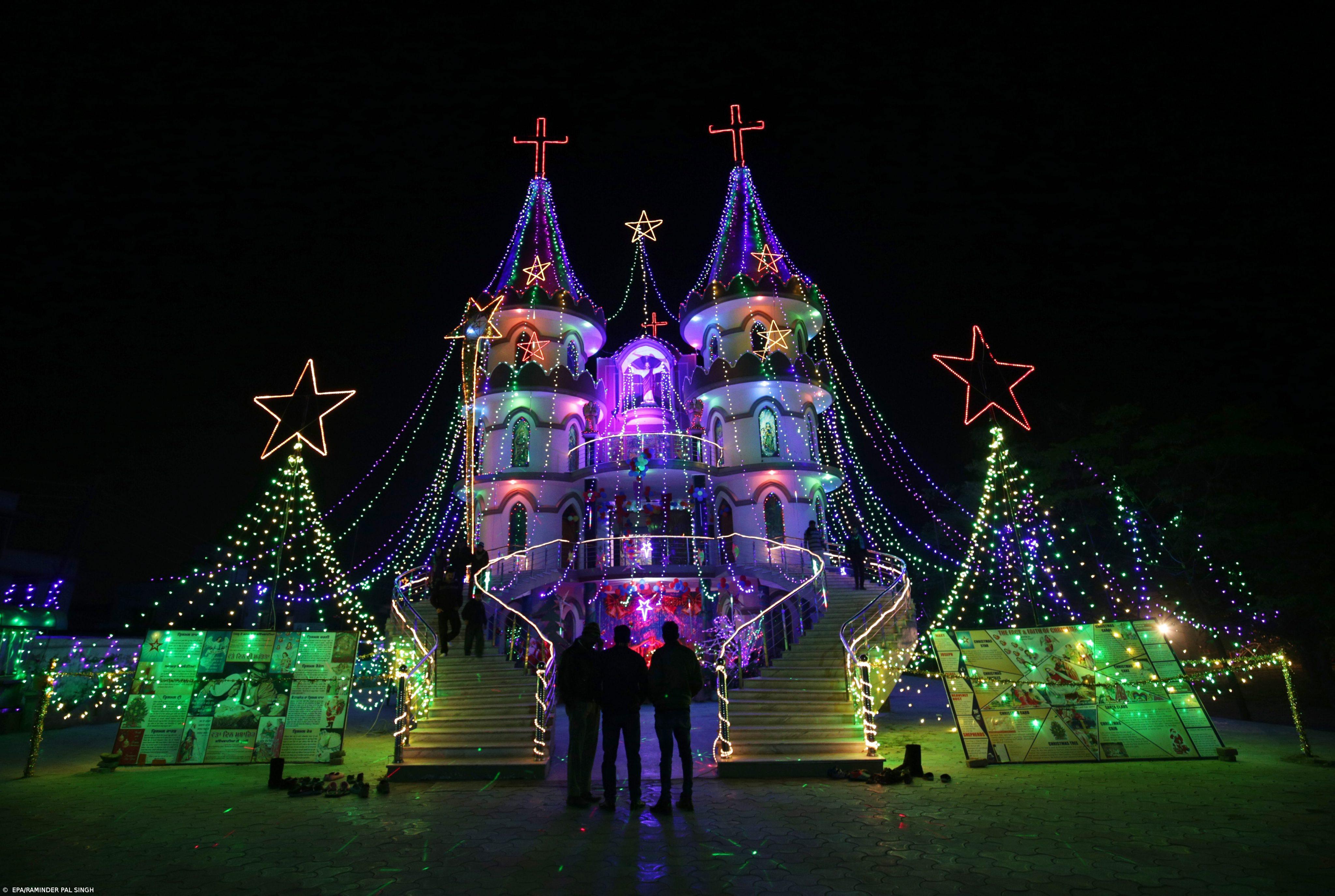 Igreja iluminada no Natal na Índia – Imagem 1