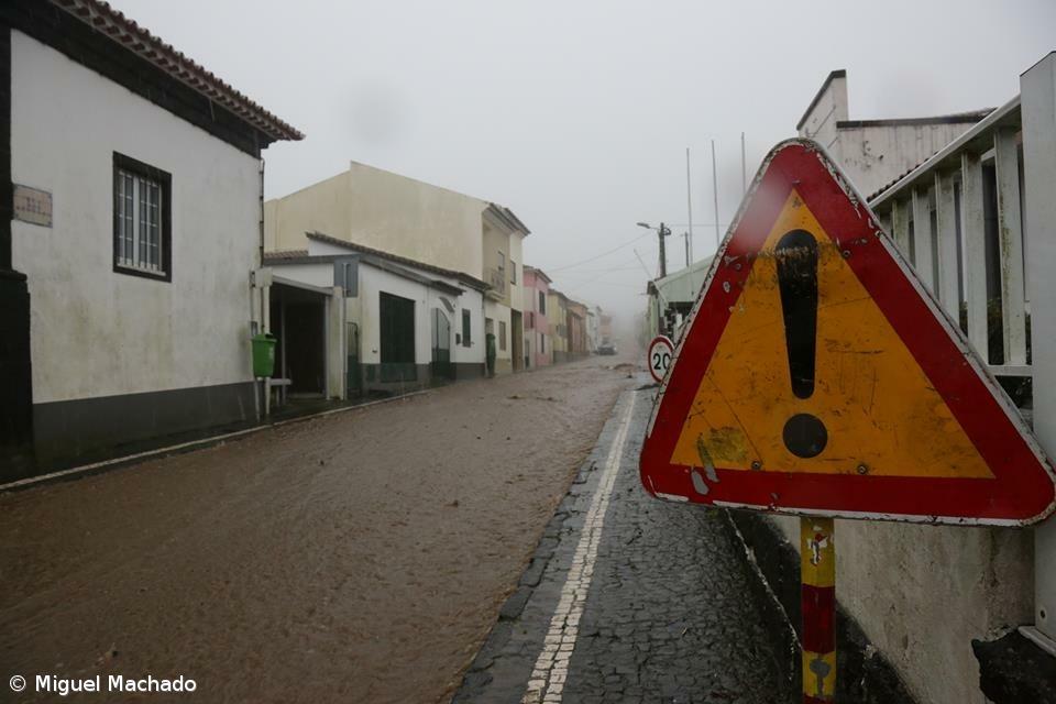 Mau tempo: Pequenas inundações e obstruções parciais de estradas nos Açores – Imagem 1