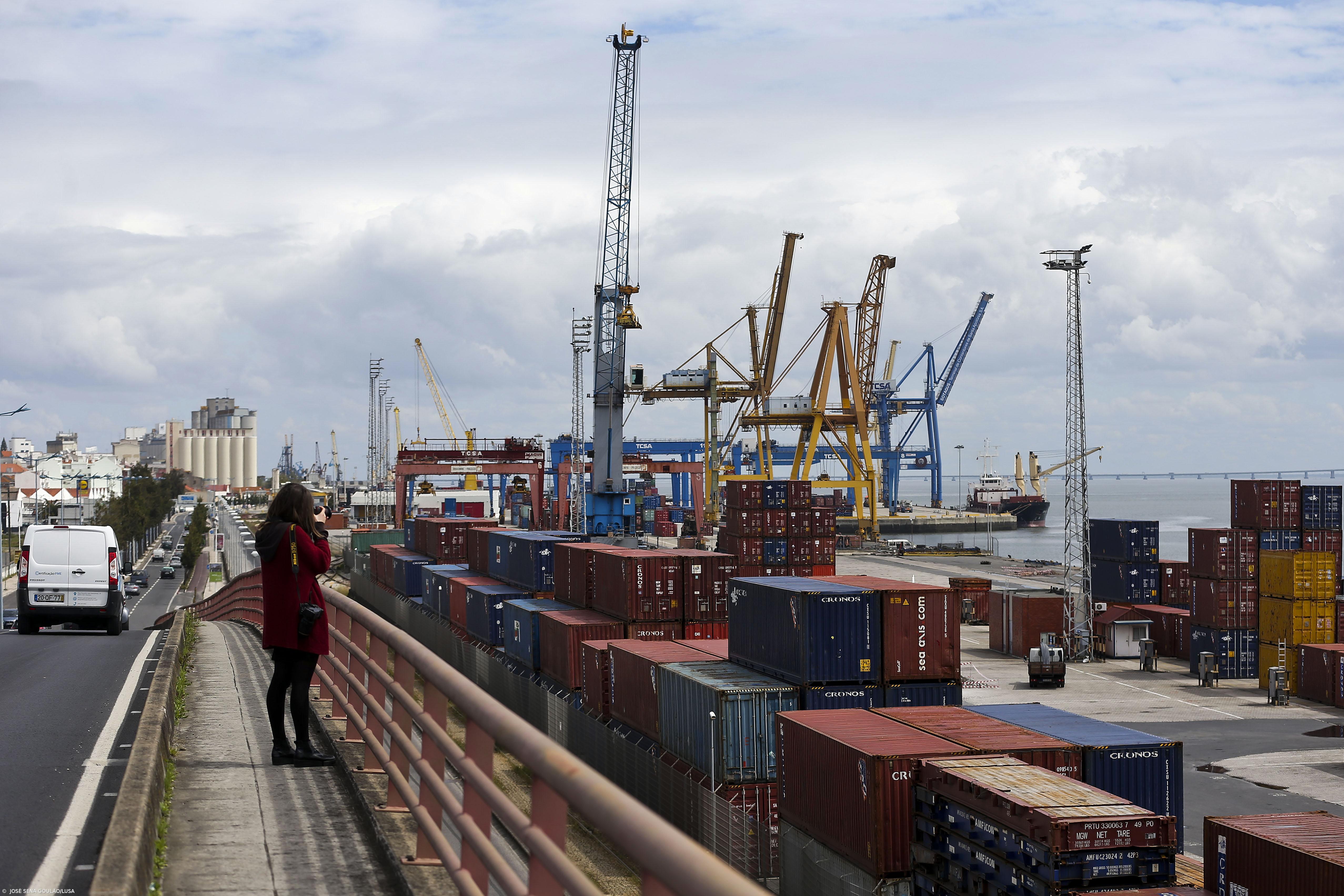Patrões acusam estivadores de violar estado de emergência, sindicato diz que há `lockout´ – Imagem 1