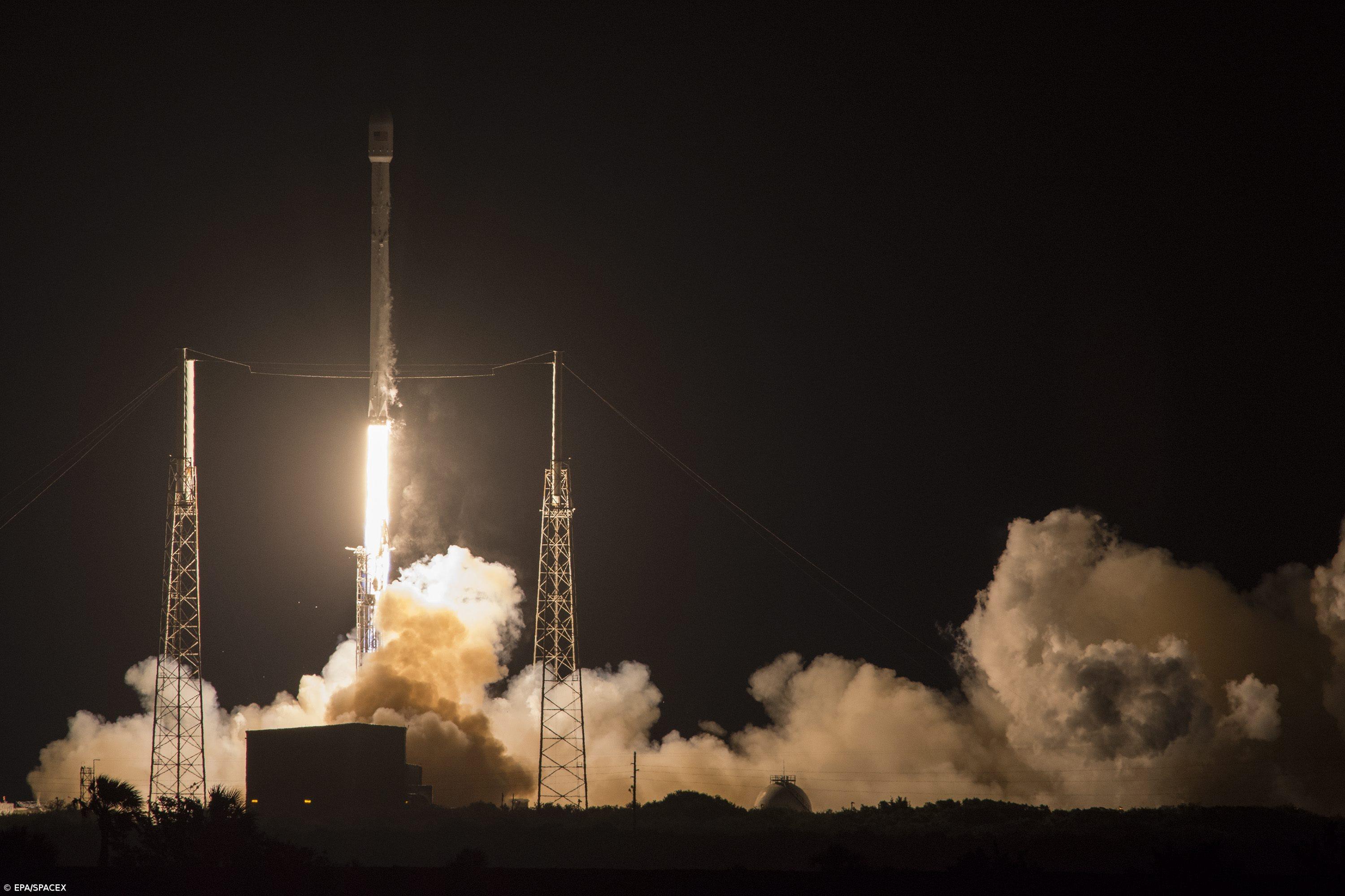 SpaceX conseguiu pousar foguete após lançamento de satélite no espaço – Imagem 1