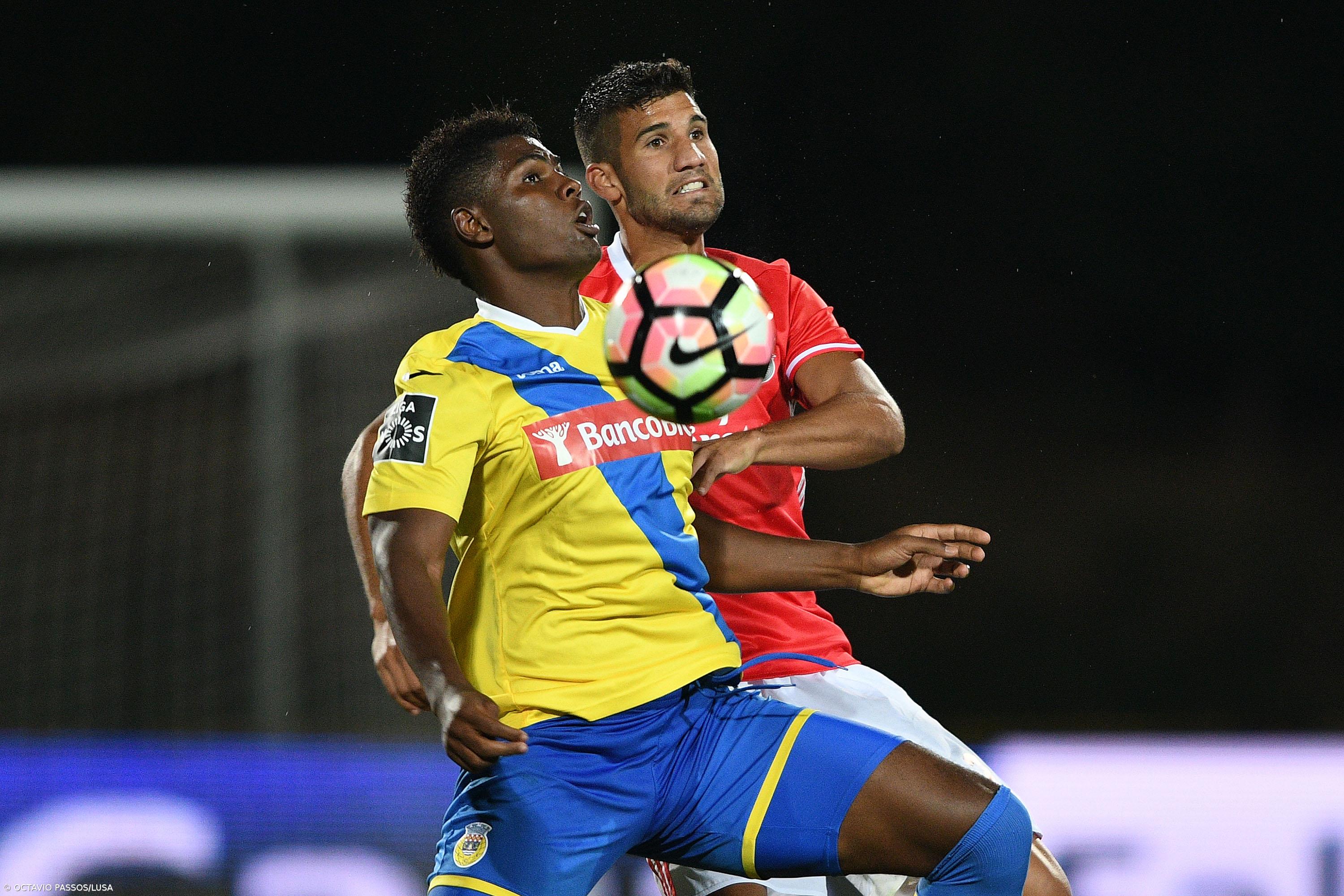 Benfica vence em Arouca e sobe provisoriamente à liderança da I Liga (vídeos) – Imagem 1