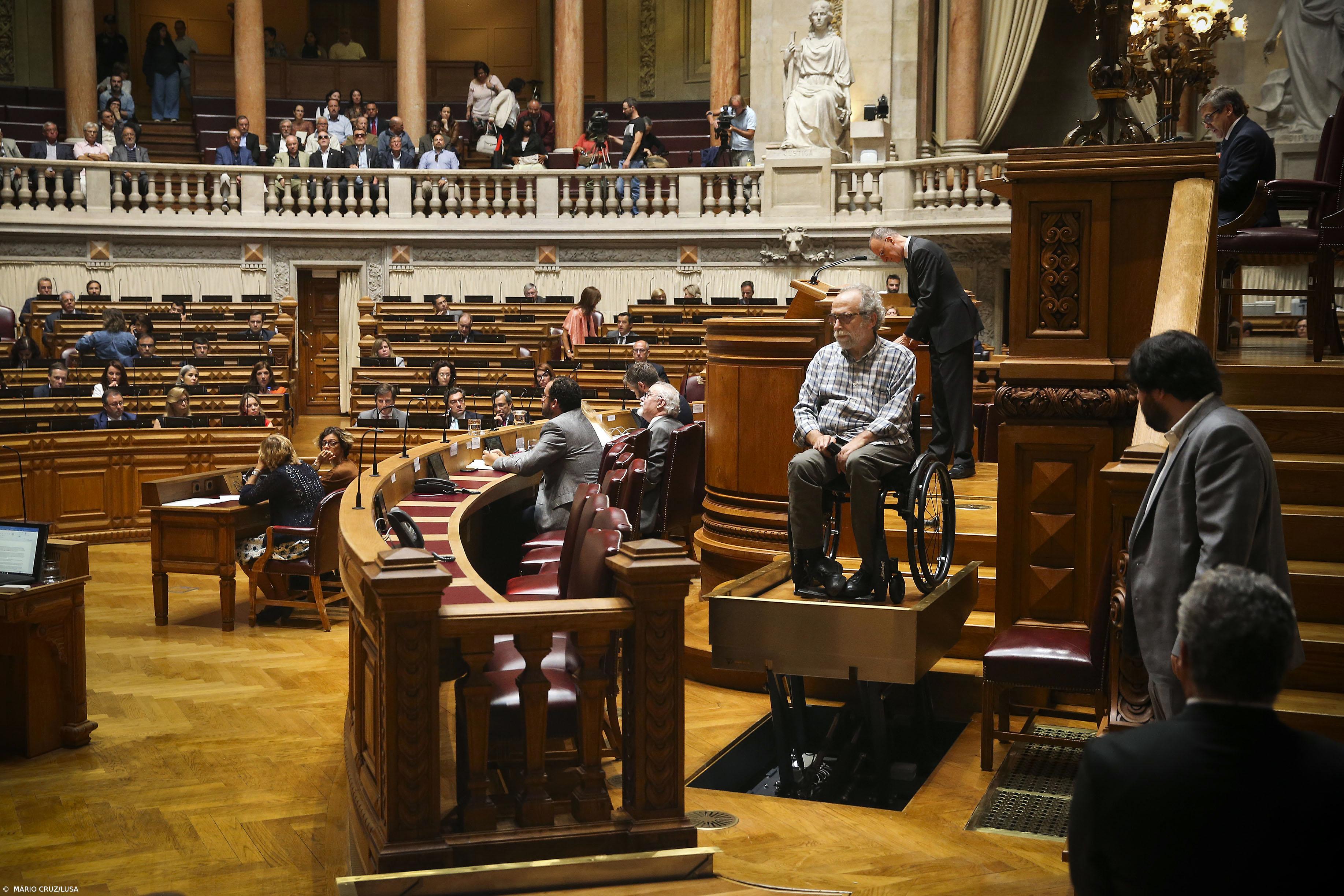 Deputado do BE cai ao aceder ao pulpito – Imagem 1