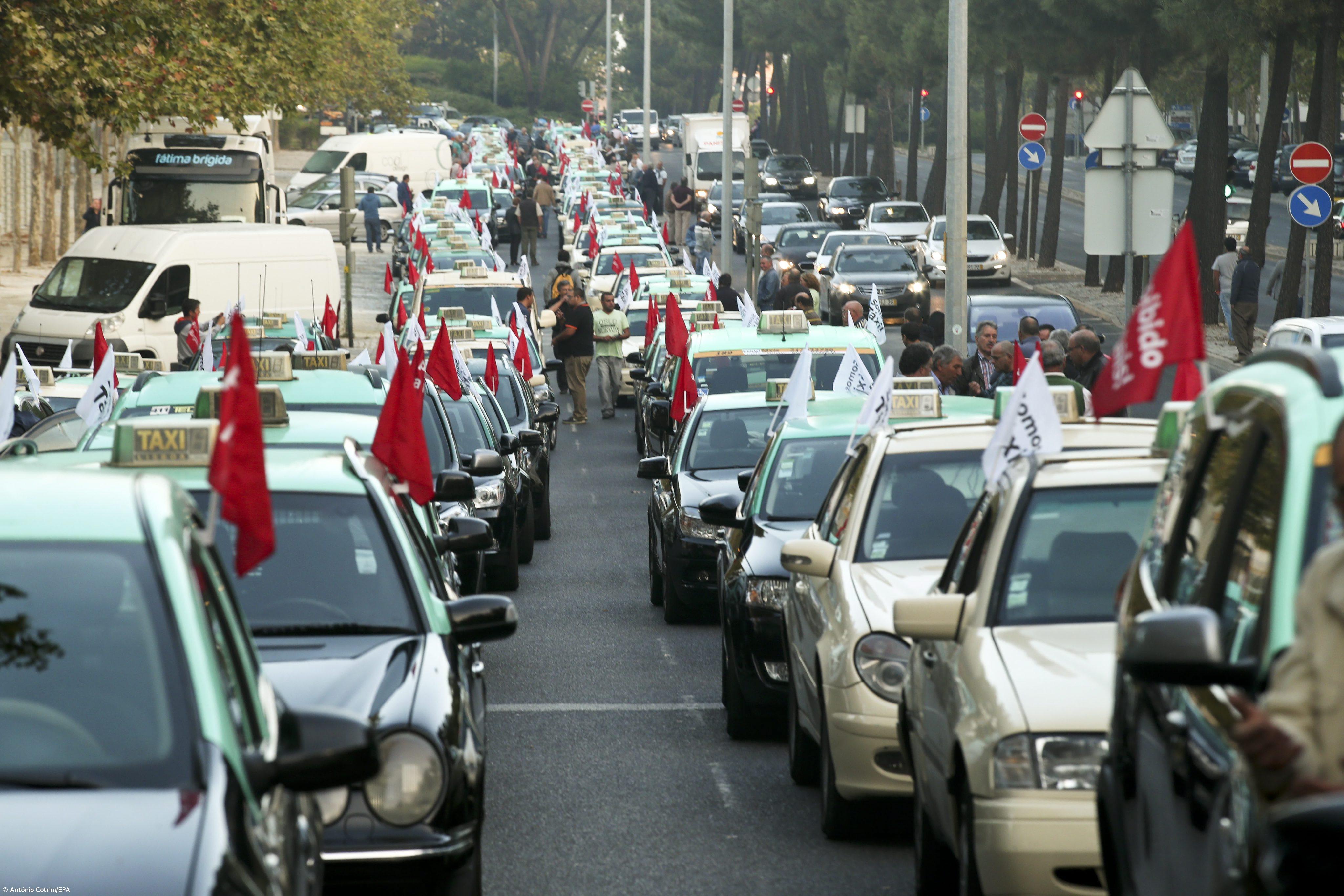 Centenas de taxistas iniciaram marcha lenta  – Imagem 1