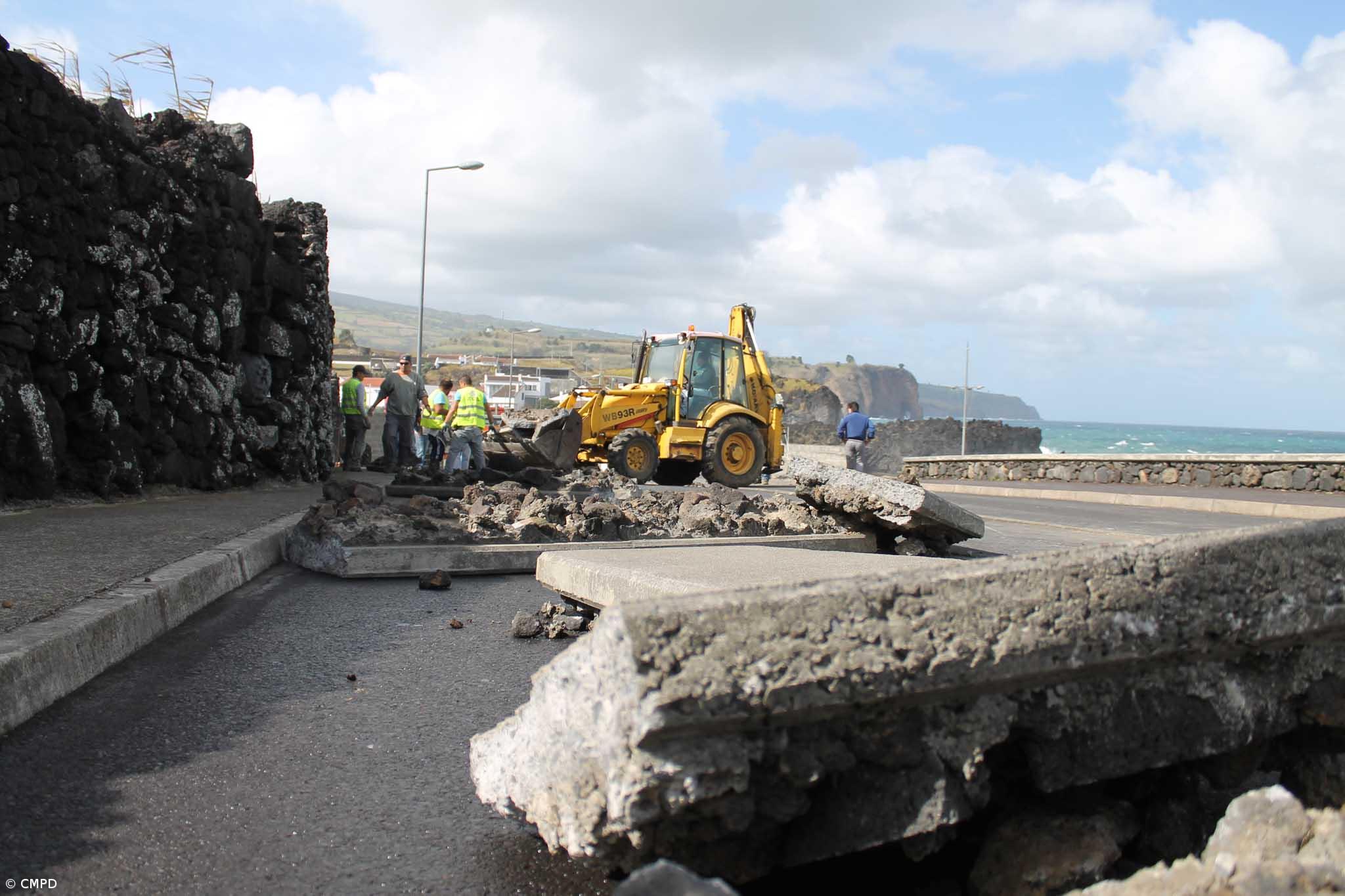 Autarquia limpa detritos junto à zona balnear de São Vicente – Imagem 1