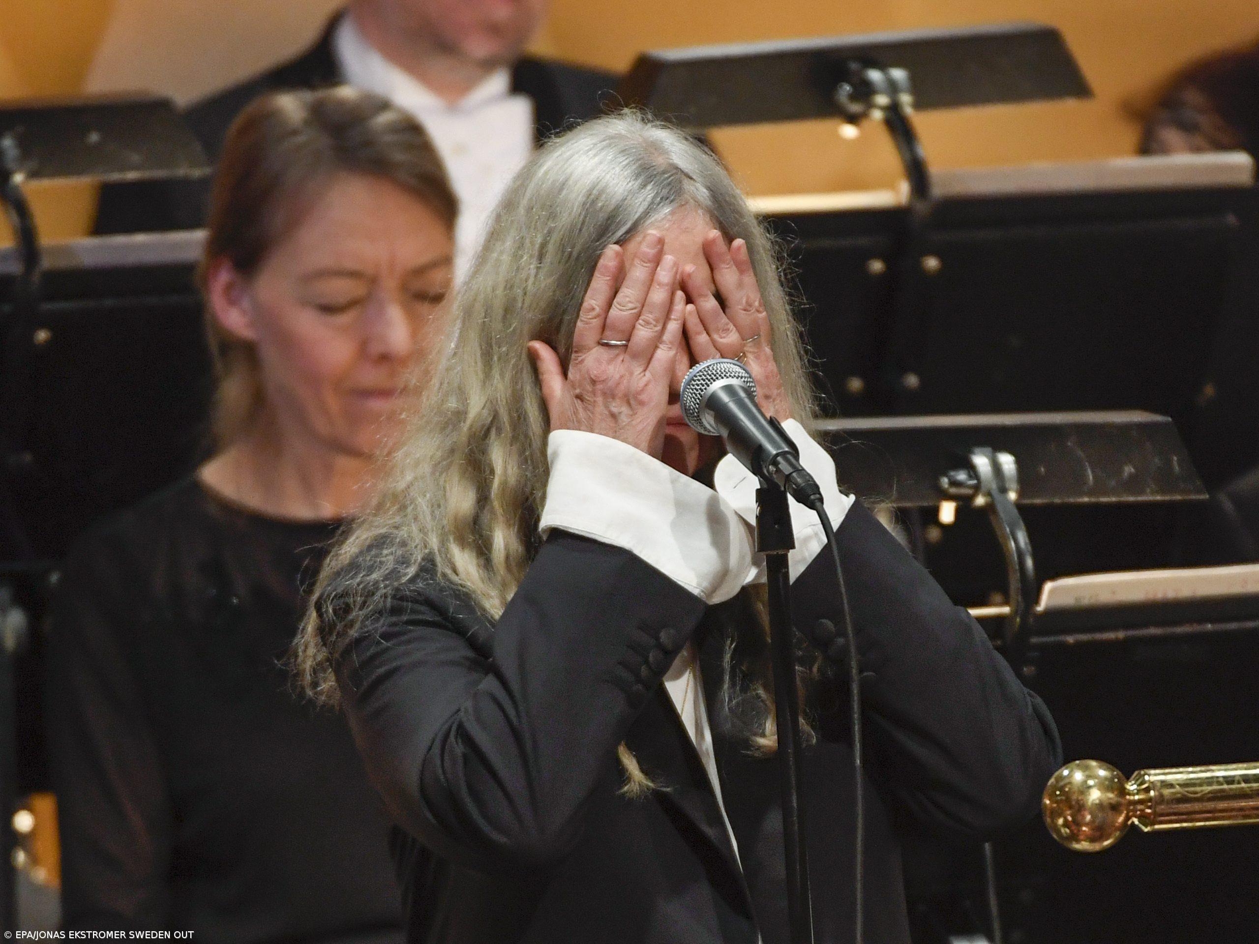 Patti Smith falha parte da música de Bob Dylan durante entrega dos Nobel – Imagem 1