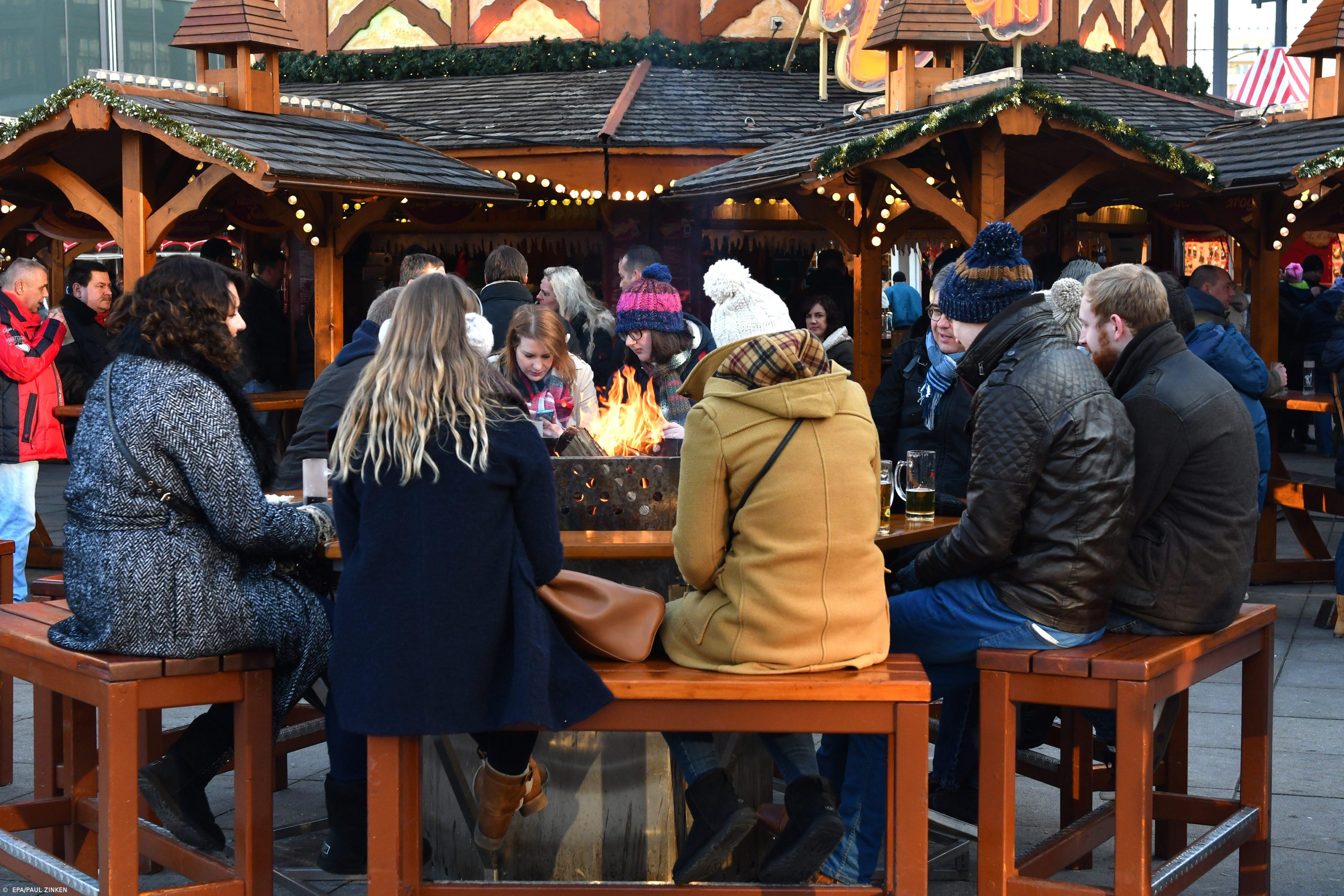 Apesar do medo, mercados de Natal reabrem após ataque em Berlim – Imagem 1
