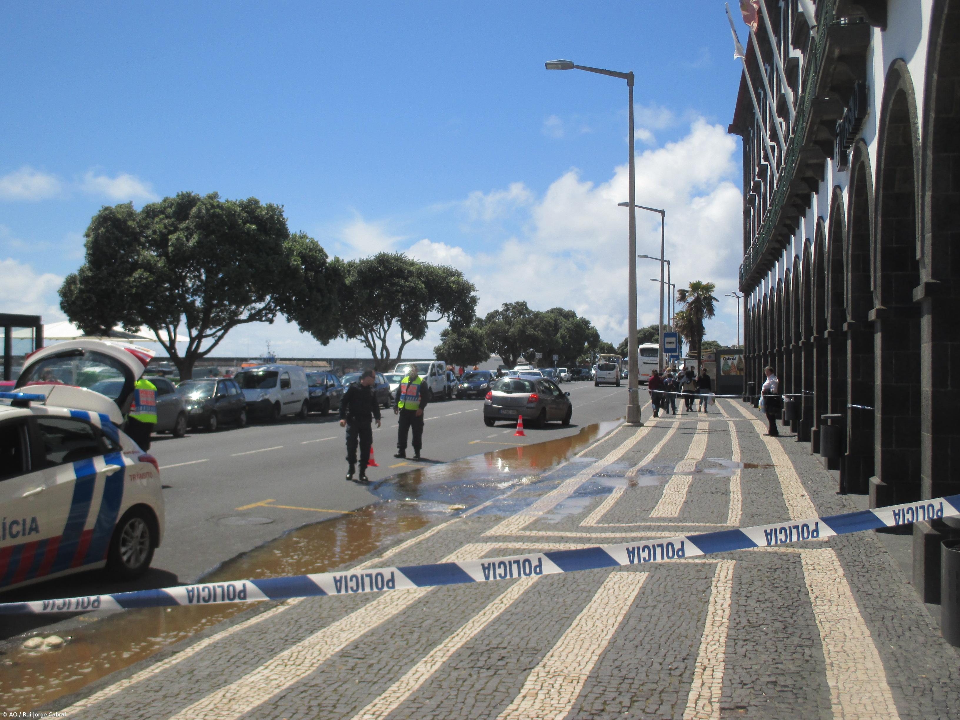 Rebentamento de cano faz ceder passeio na Avenida Marginal de Ponta Delgada – Imagem 1