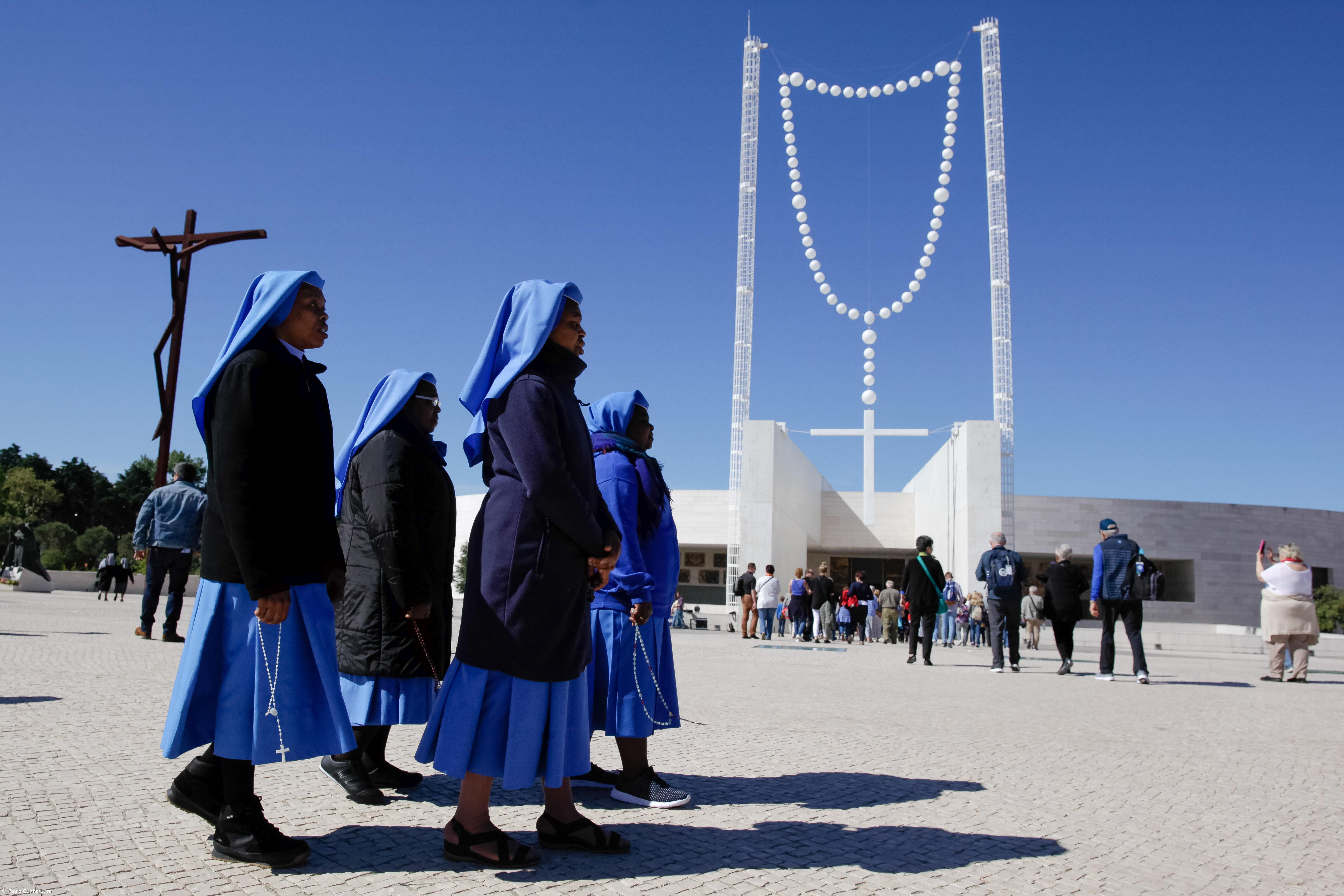 Terço de Joana Vasconcelos em Fátima simboliza ligação entre o céu e a terra  – Imagem 1