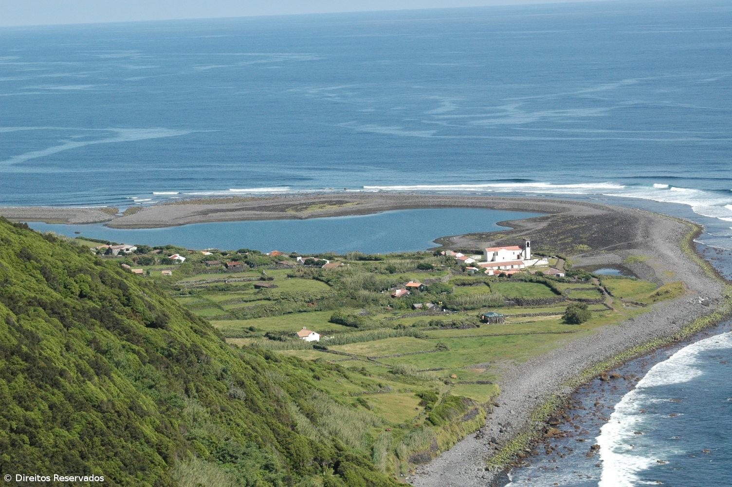 Fajã da Caldeira do Santo Cristo em São Jorge com zona de apoio e acolhimento – Imagem 1