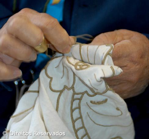 Trabalho de apenas três mil mulheres mantém bordado Madeira na ribalta internacional – Imagem 1