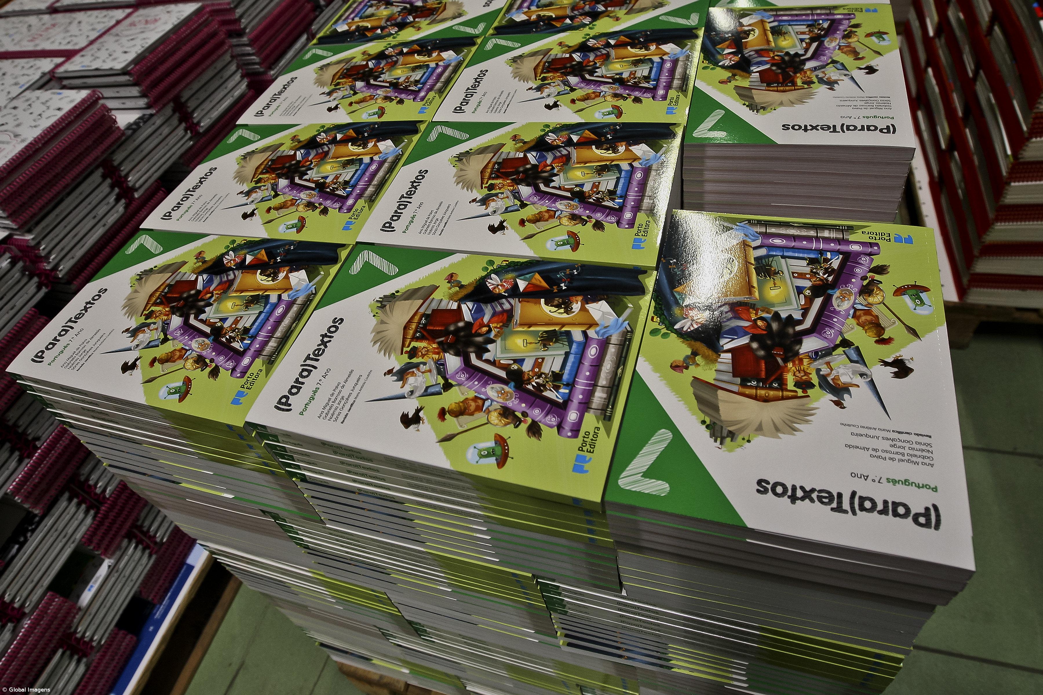 Mais de 400 mil alunos já têm vales para manuais escolares gratuitos – Imagem 1