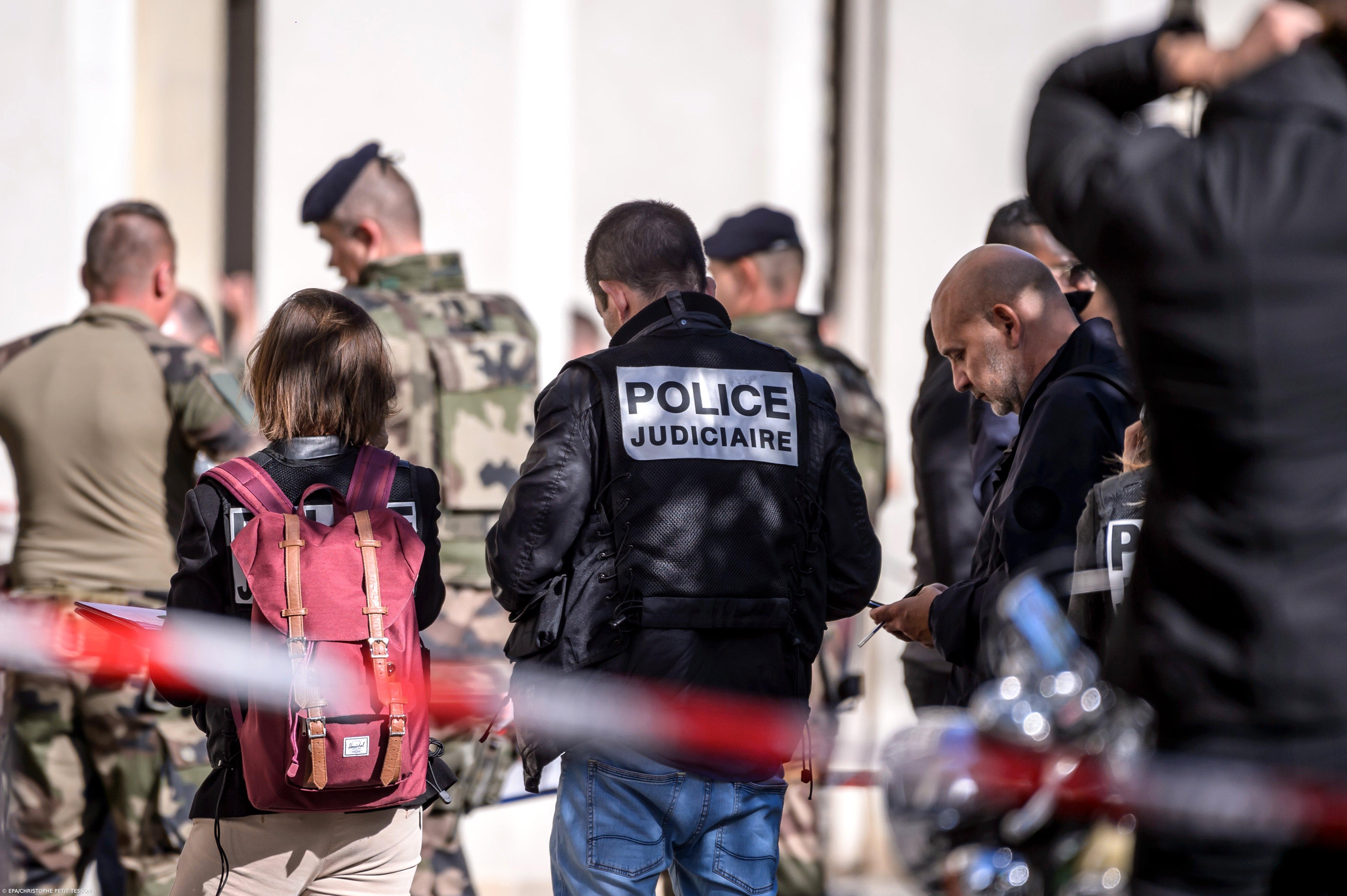 Polícia francesa desmantela campo de migrantes nos arredores de Paris – Imagem 1