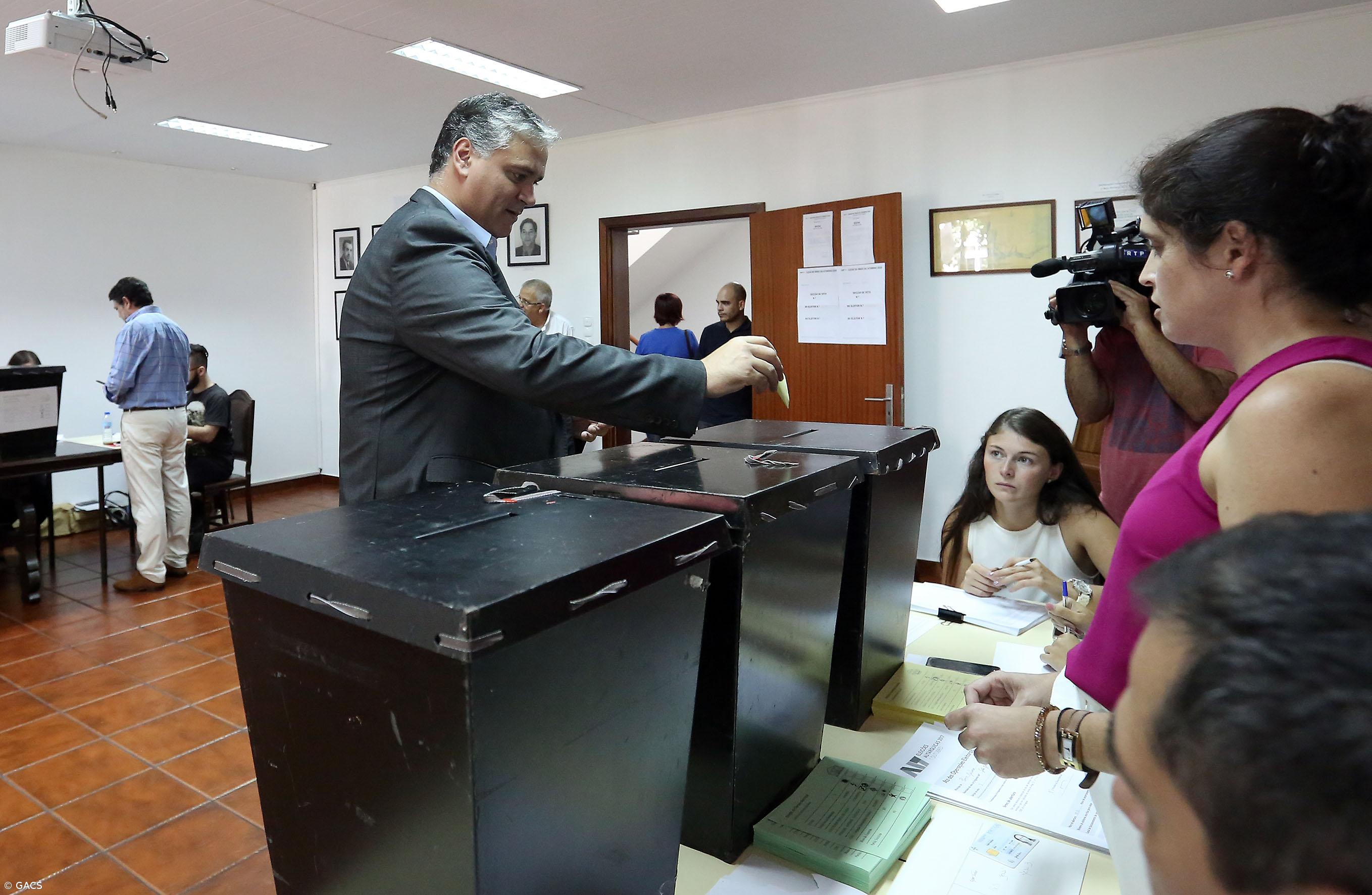 Presidente do governo dos Açores diz que votar é sinal de vitalidade da democracia – Imagem 1