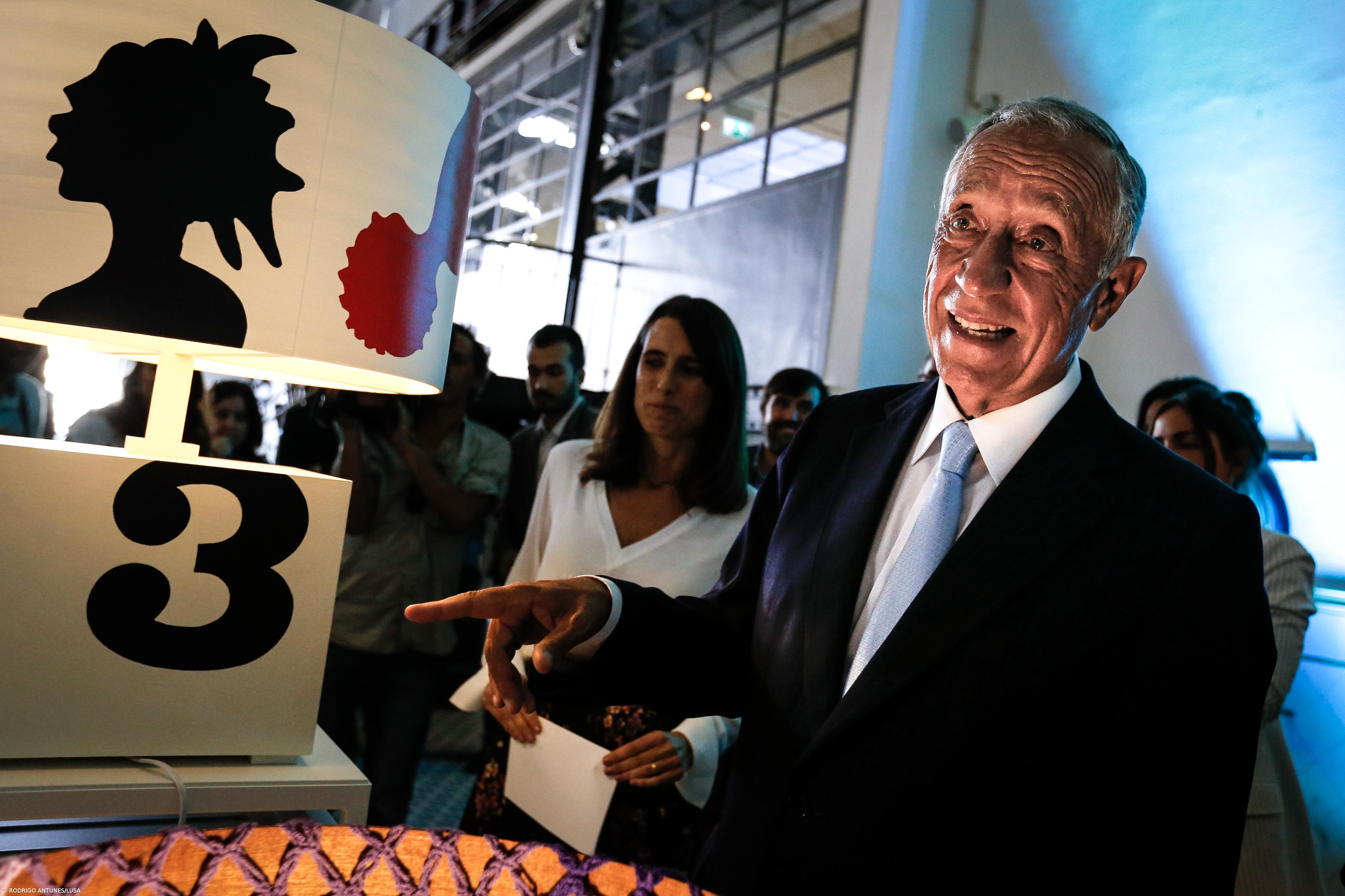 Marcelo quebra protocolo e vai ao carnaval de Luanda – Imagem 1