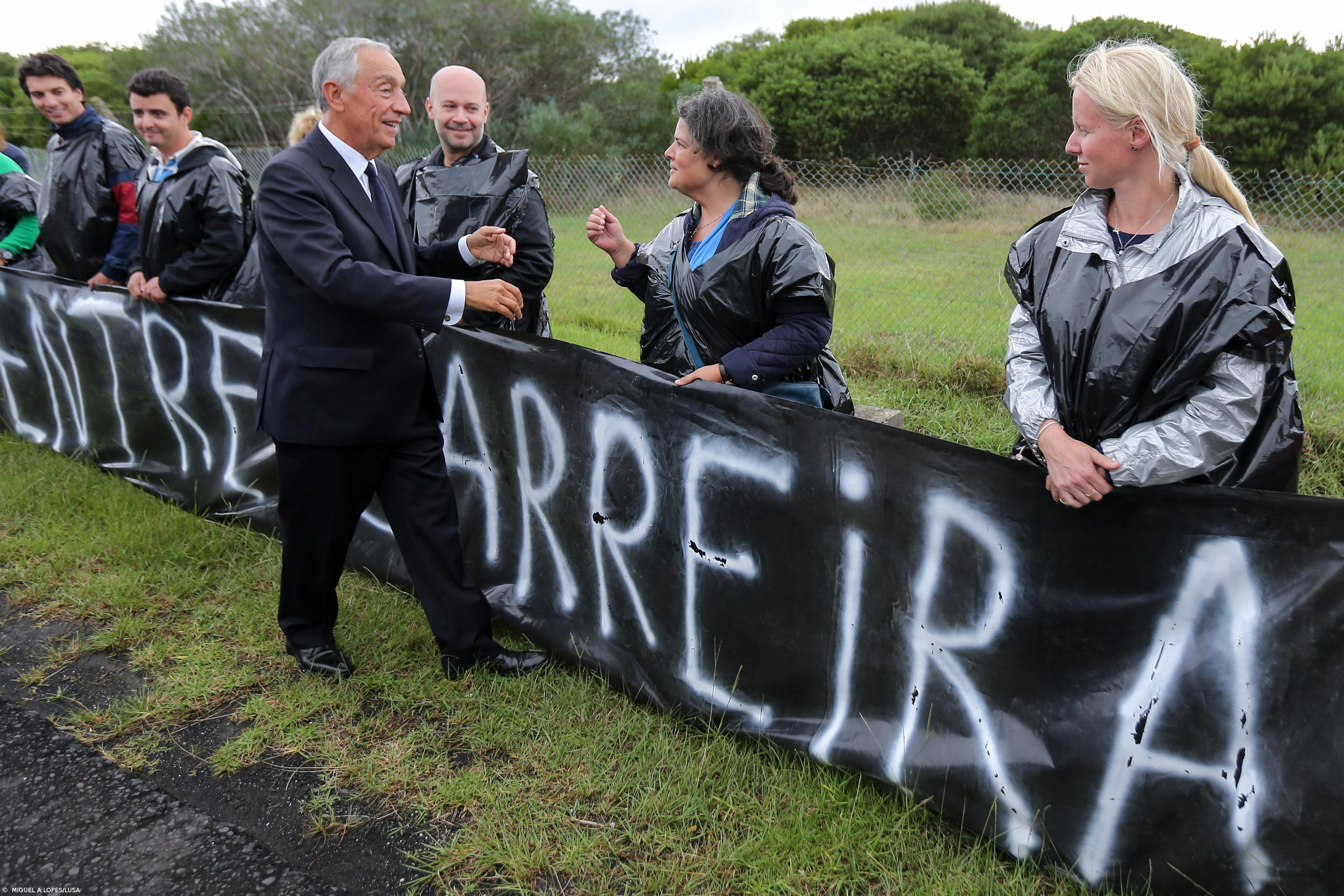 Professores manifestam-se à chegada de Marcelo a Santa Maria – Imagem 1