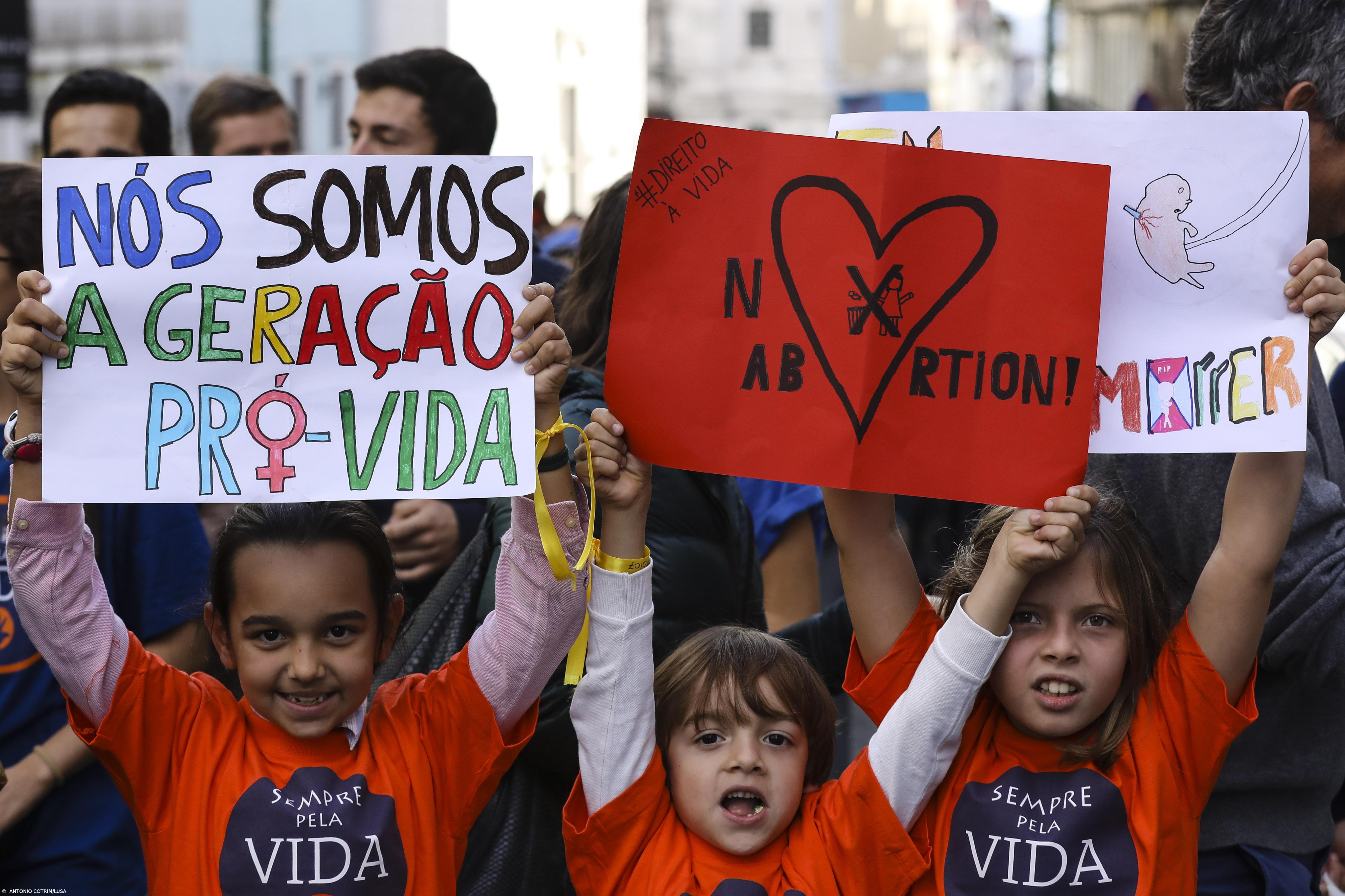 Meio milhar de manifestantes em caminhada pela vida em Lisboa – Imagem 1