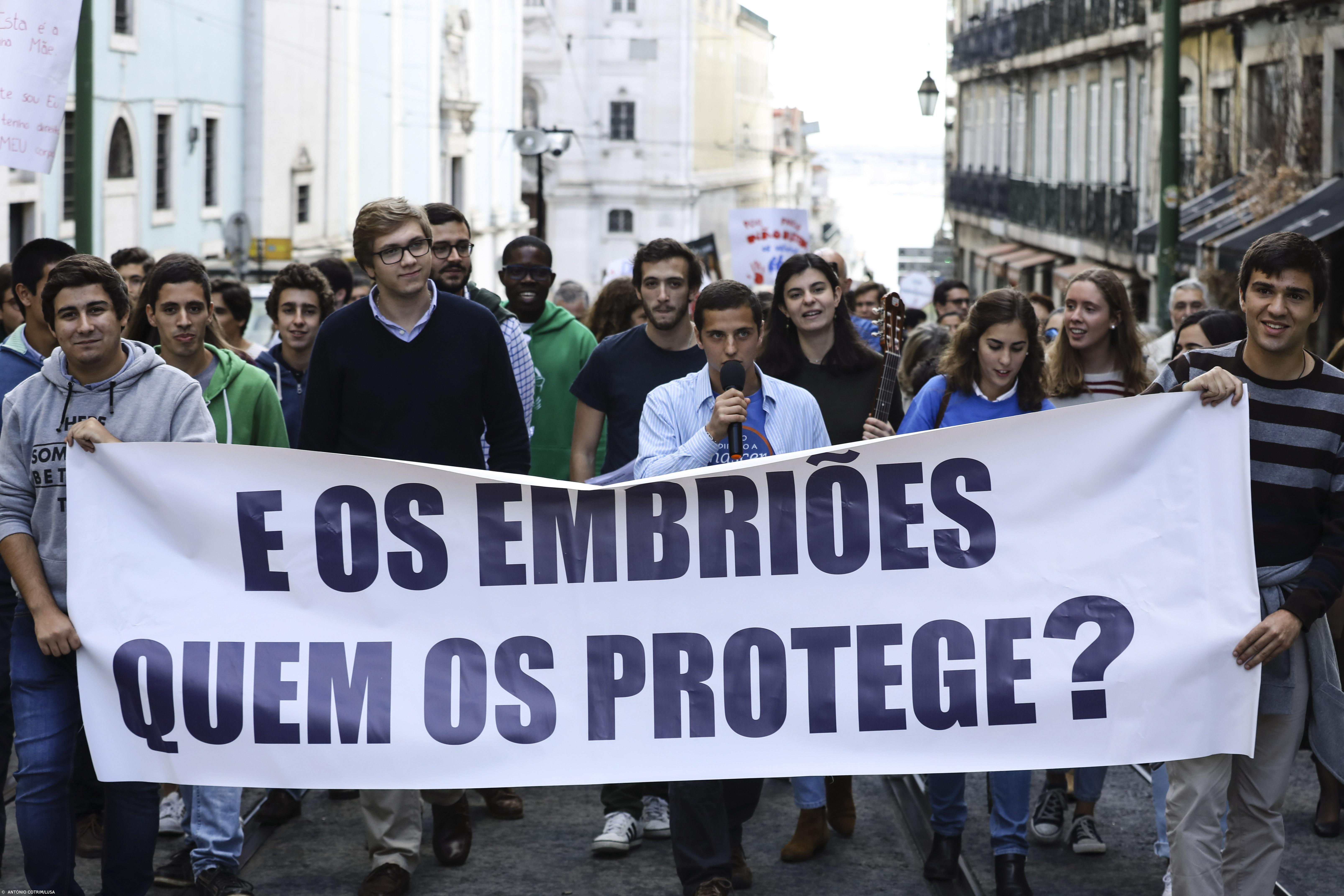 Meio milhar de manifestantes em caminhada pela vida em Lisboa – Imagem 2