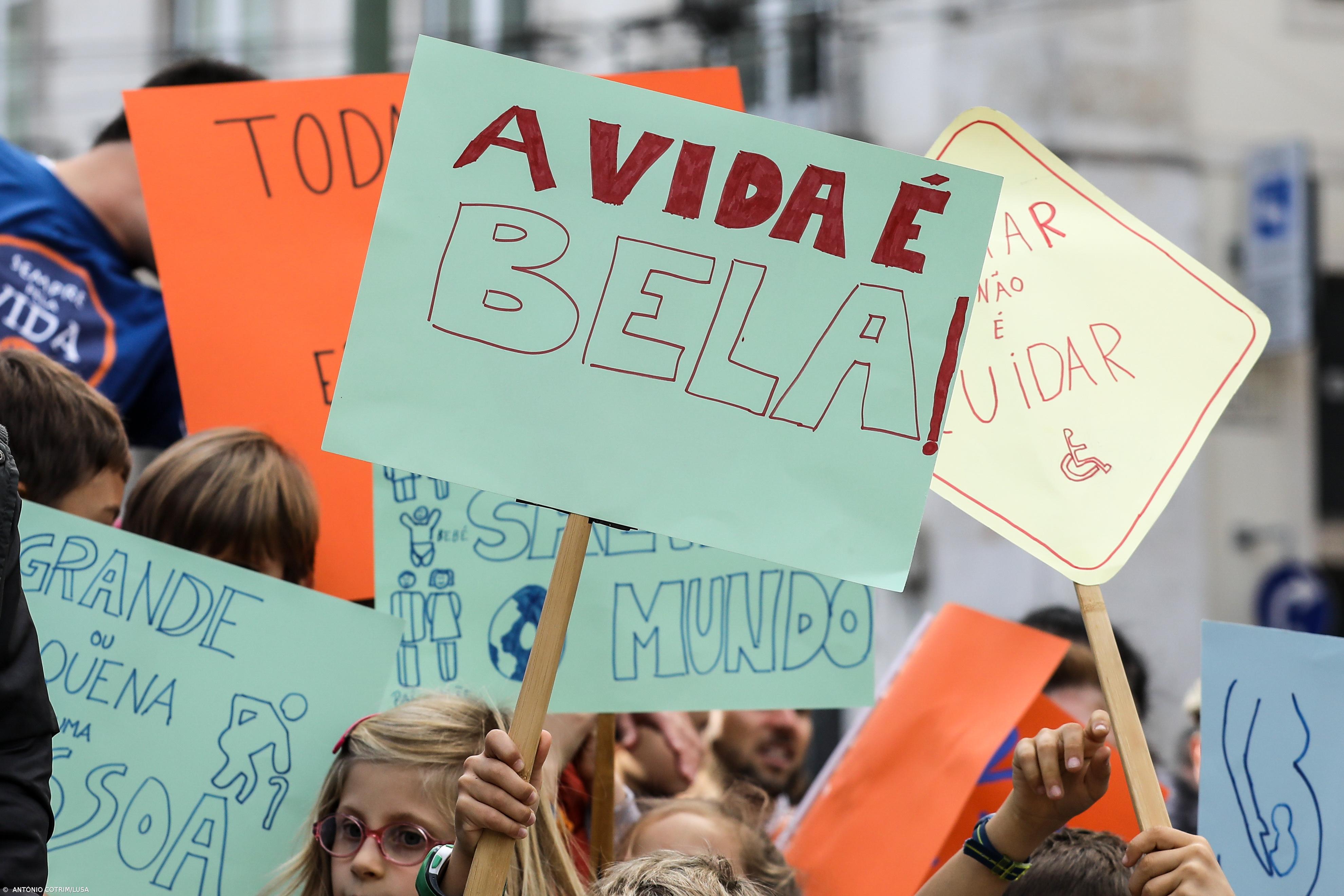 Meio milhar de manifestantes em caminhada pela vida em Lisboa – Imagem 3